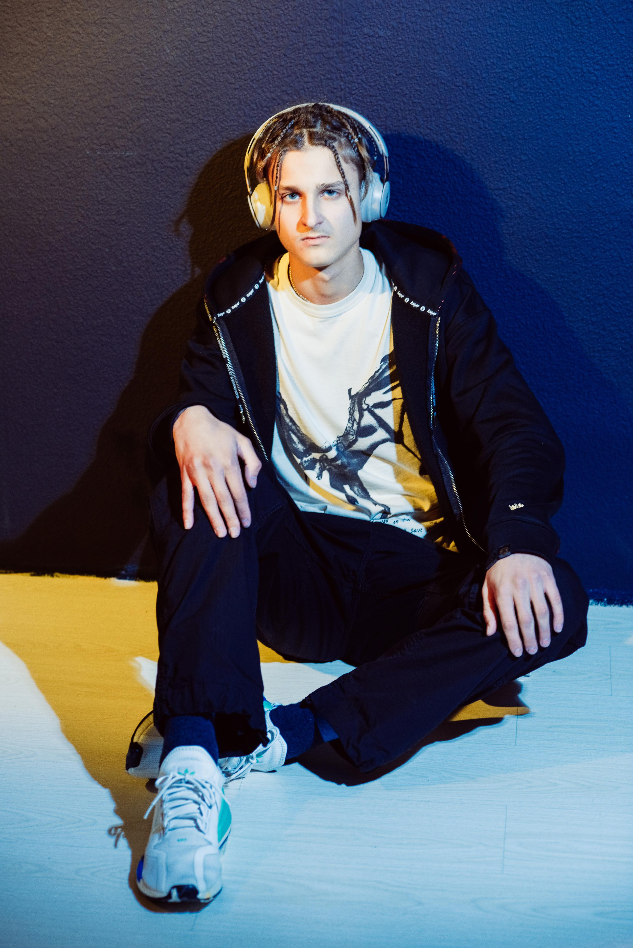 «Стиль 90-е» 11 класс, Циклорама. Стильный выпускной альбом Владивосток фотограф Вероника Мигачева