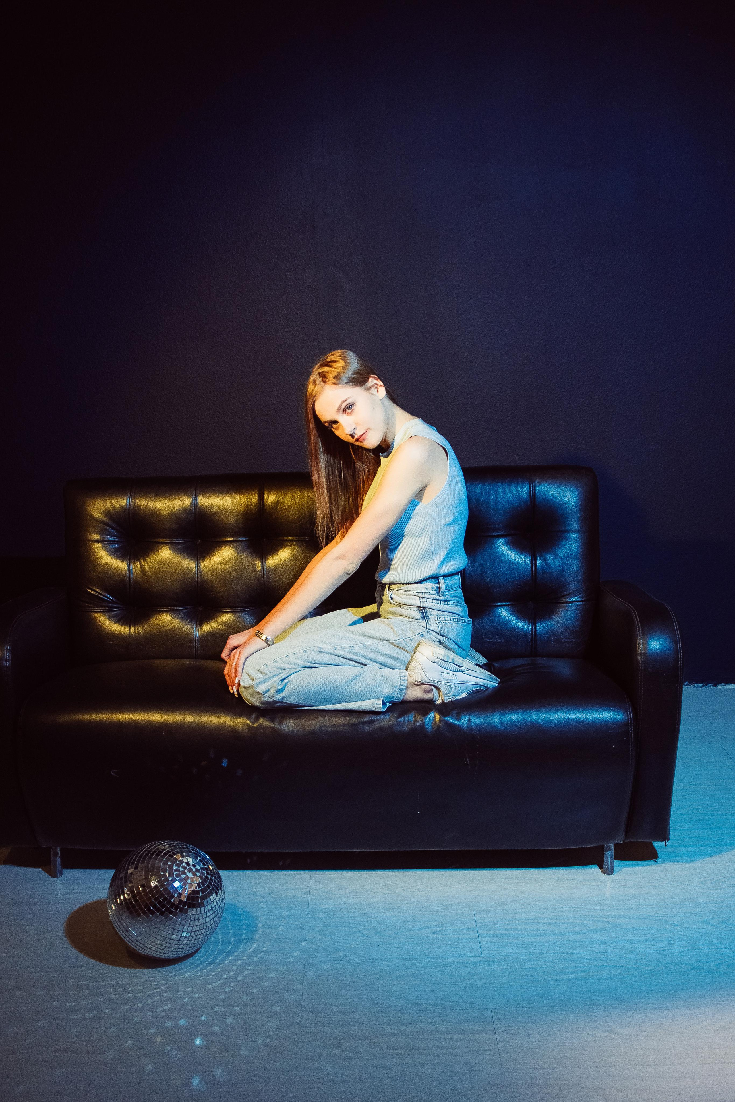 «Стиль 90-е» 11 класс, Циклорама. Стильный выпускной альбом Владивосток фотограф Вероника Мигачева