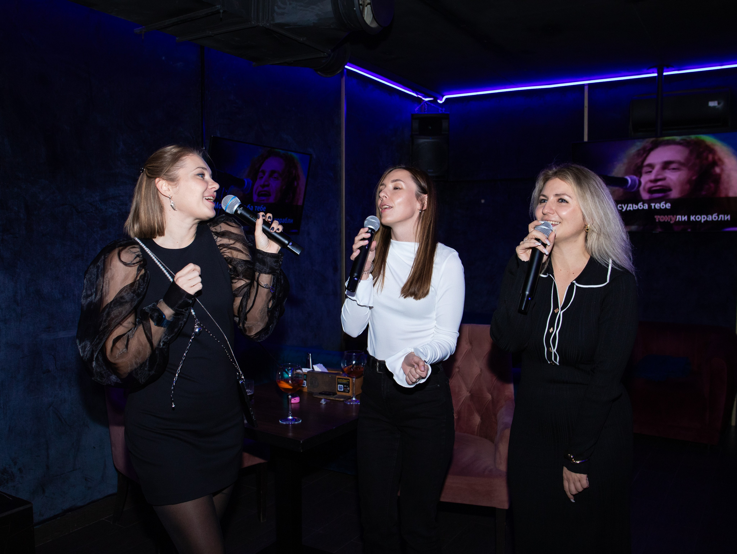 Репортажка из кальян-бара. Свадебный и семейный фотограф в Москве Мила Широких