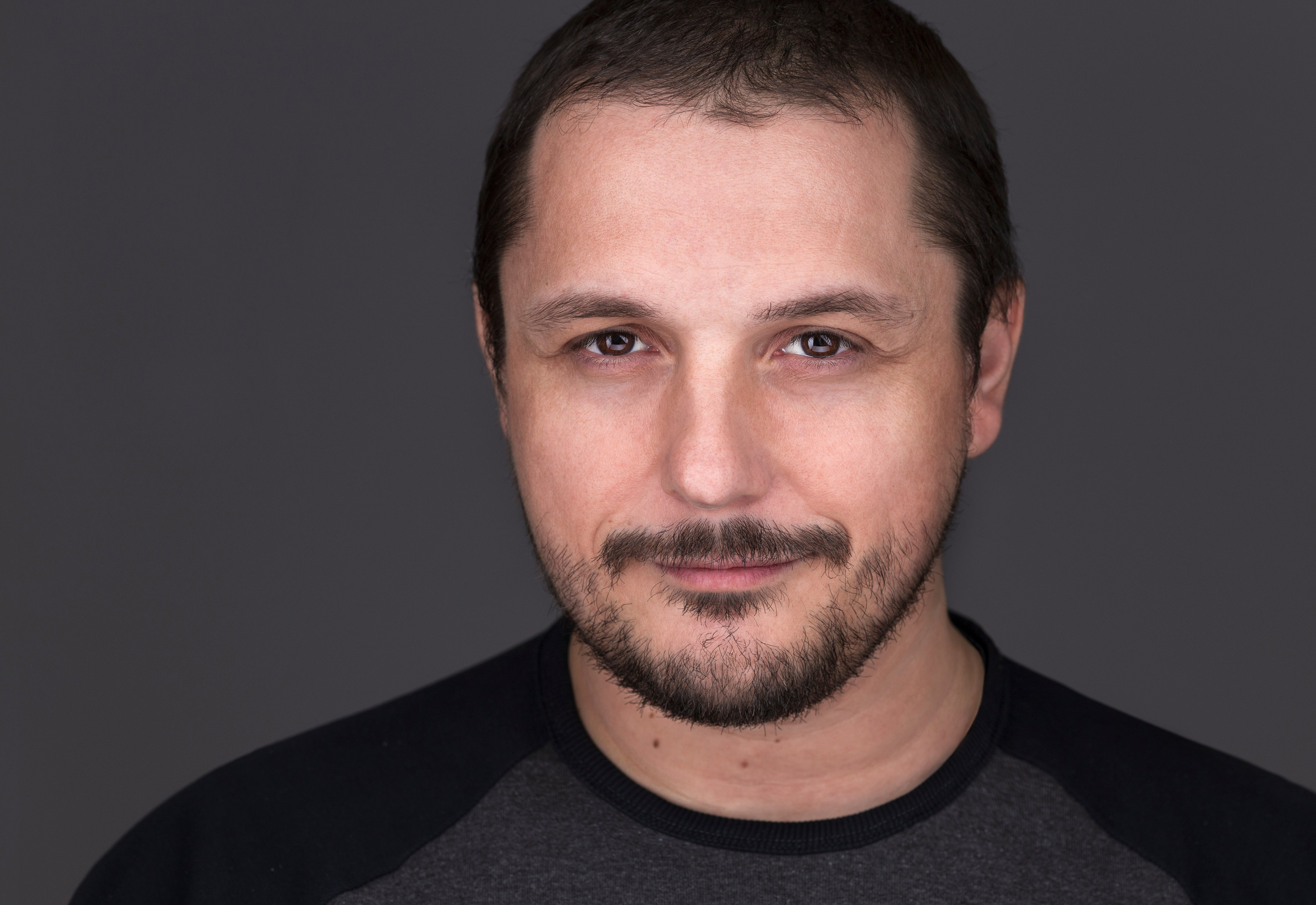 Ассоциированный фотограф. Бизнес-портрет | Хедшот-фотограф | Студия делового портрета в Москве