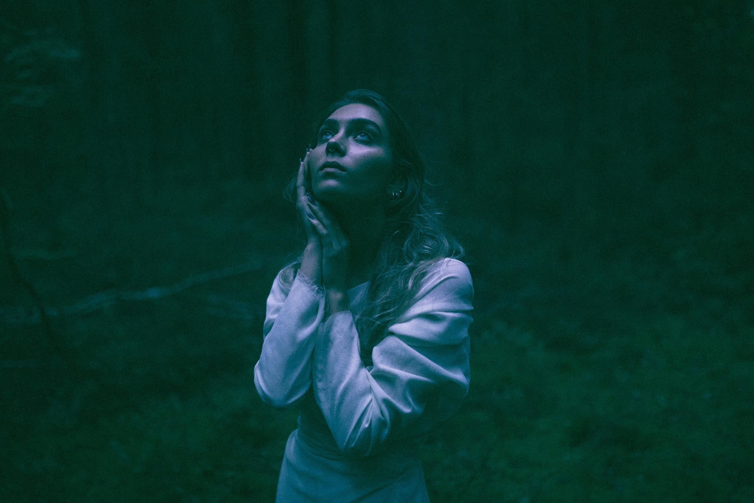 Девушка с длинными волосами в светлом платье смотри вверх