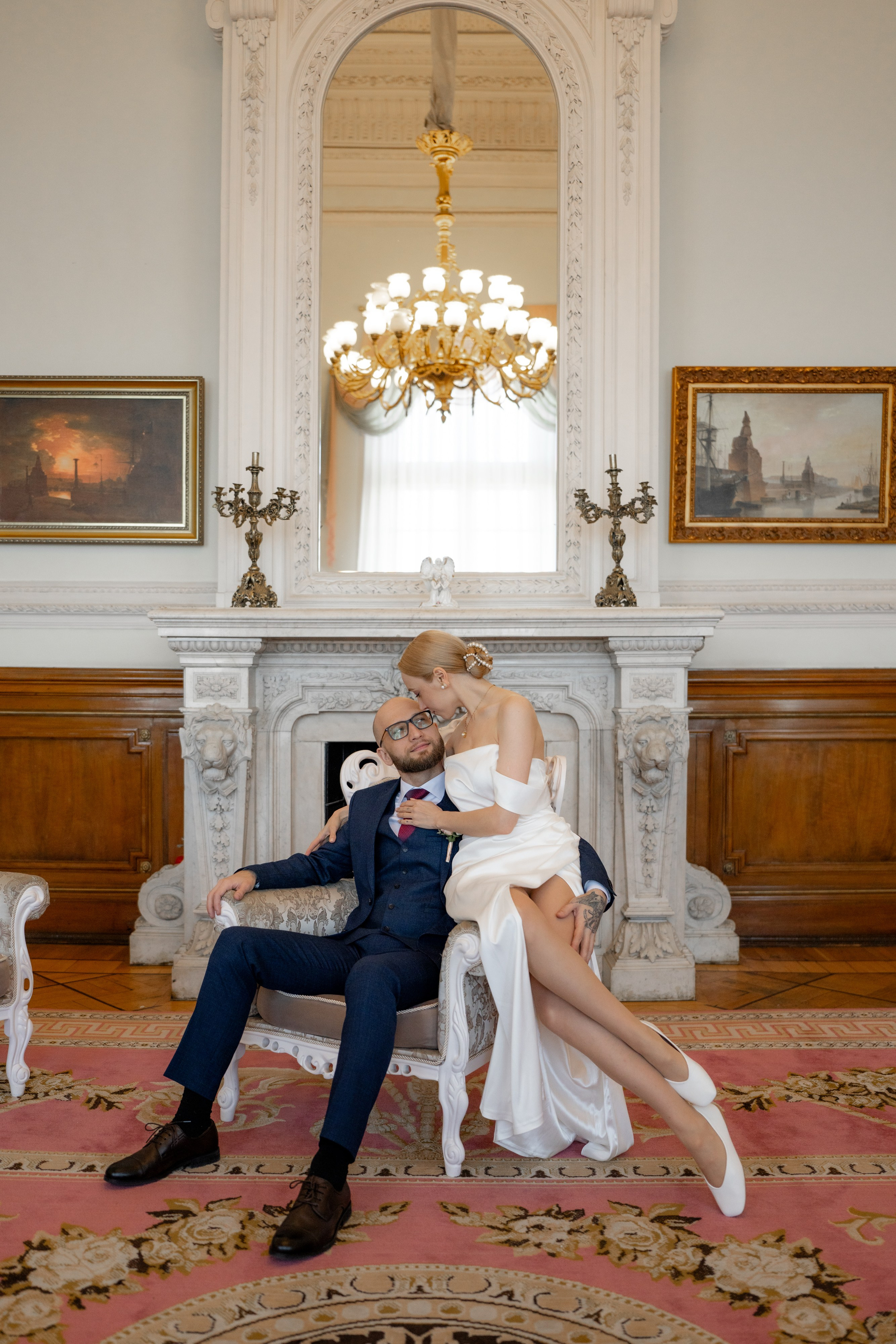 Красивые фотографии из Дворца Бракосочетания №1 Свадебная фотосессия Жениха и невесты из зала с креслами