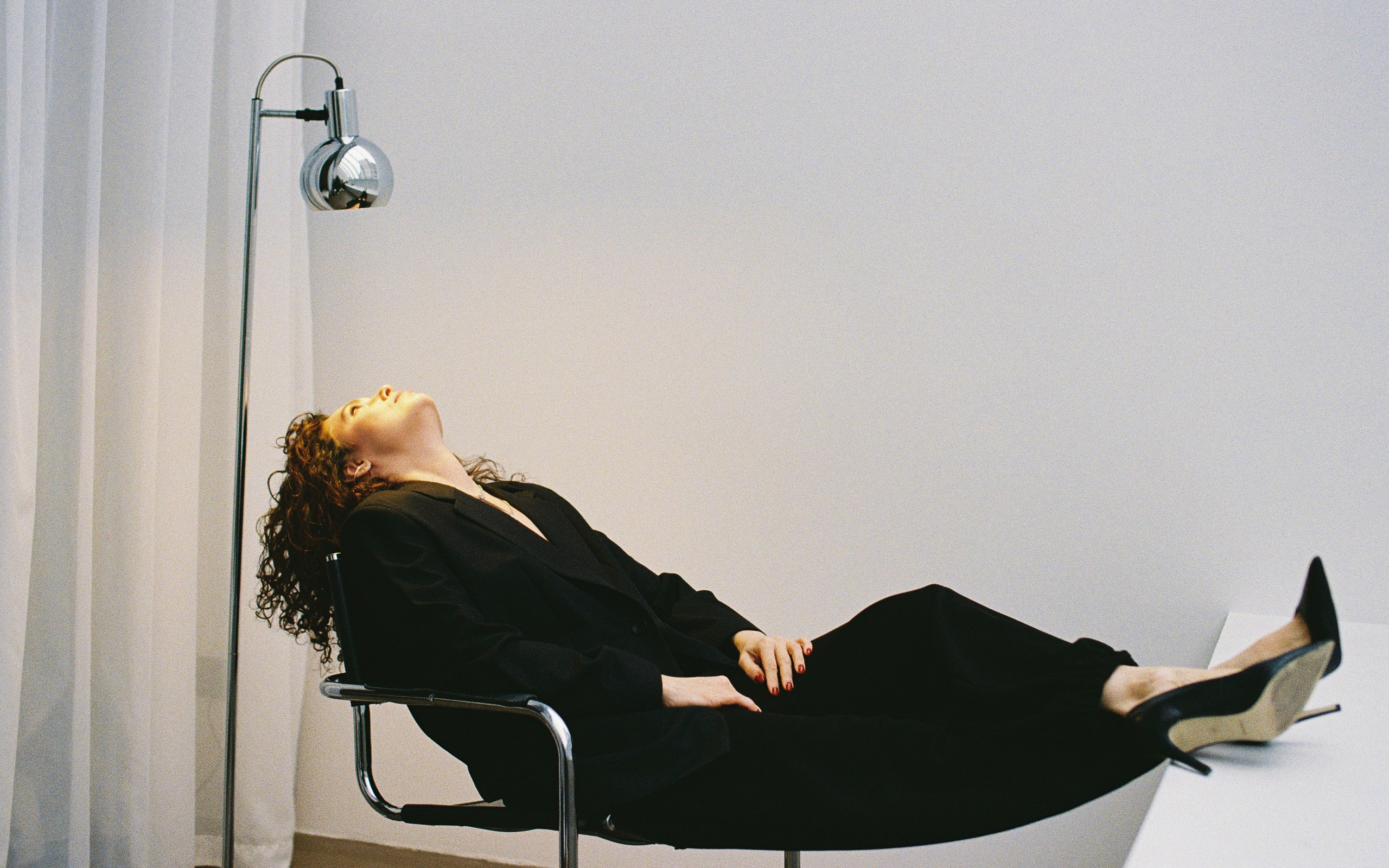 Портретная фотография на пленку Жанна диван теплые тона Kodak Gold естественное освещение фотограф Ксения Давыдова