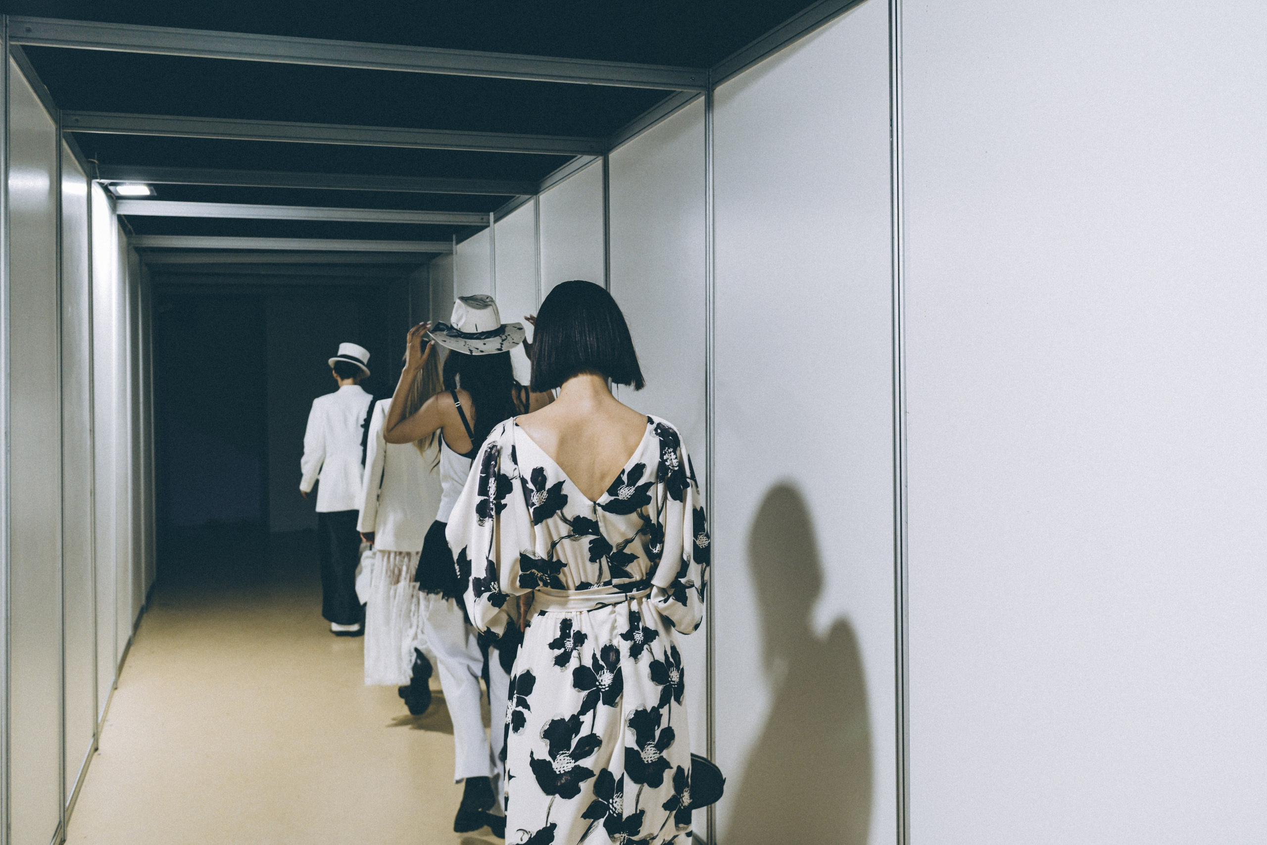 группа девушек идут по узкому коридору