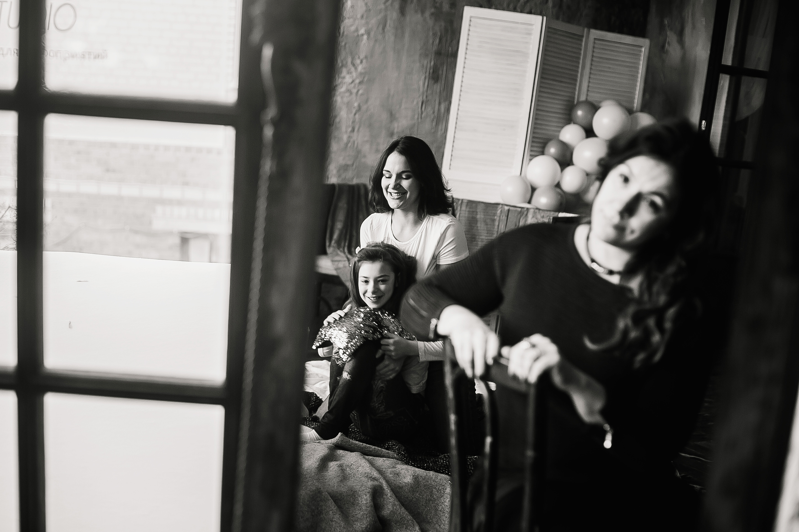 Елизавета приехала домой - к маме и младшей сестренке. Фотограф Полина Егорова город Тюмень