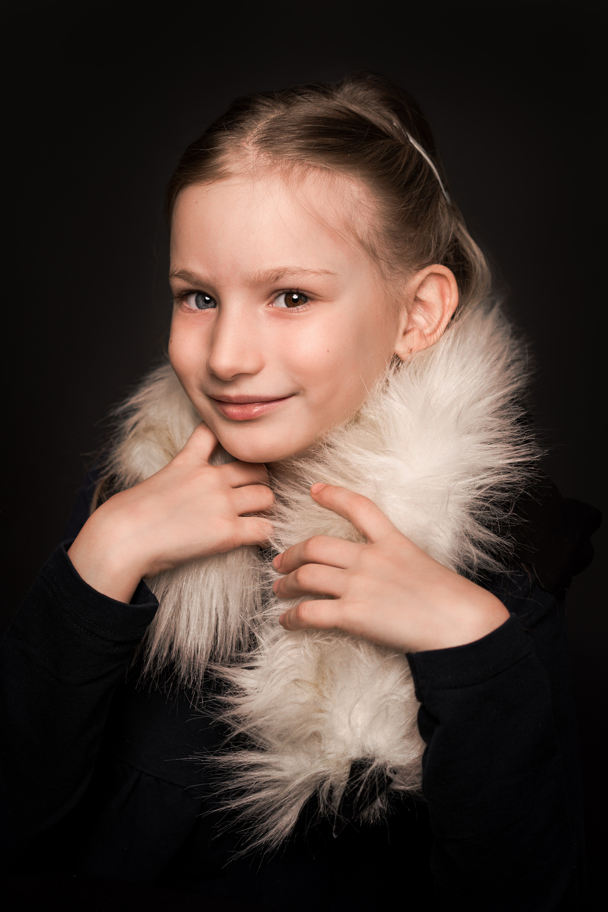 Детский сад, портреты на чёрном фоне. Фотограф Шунова Саша