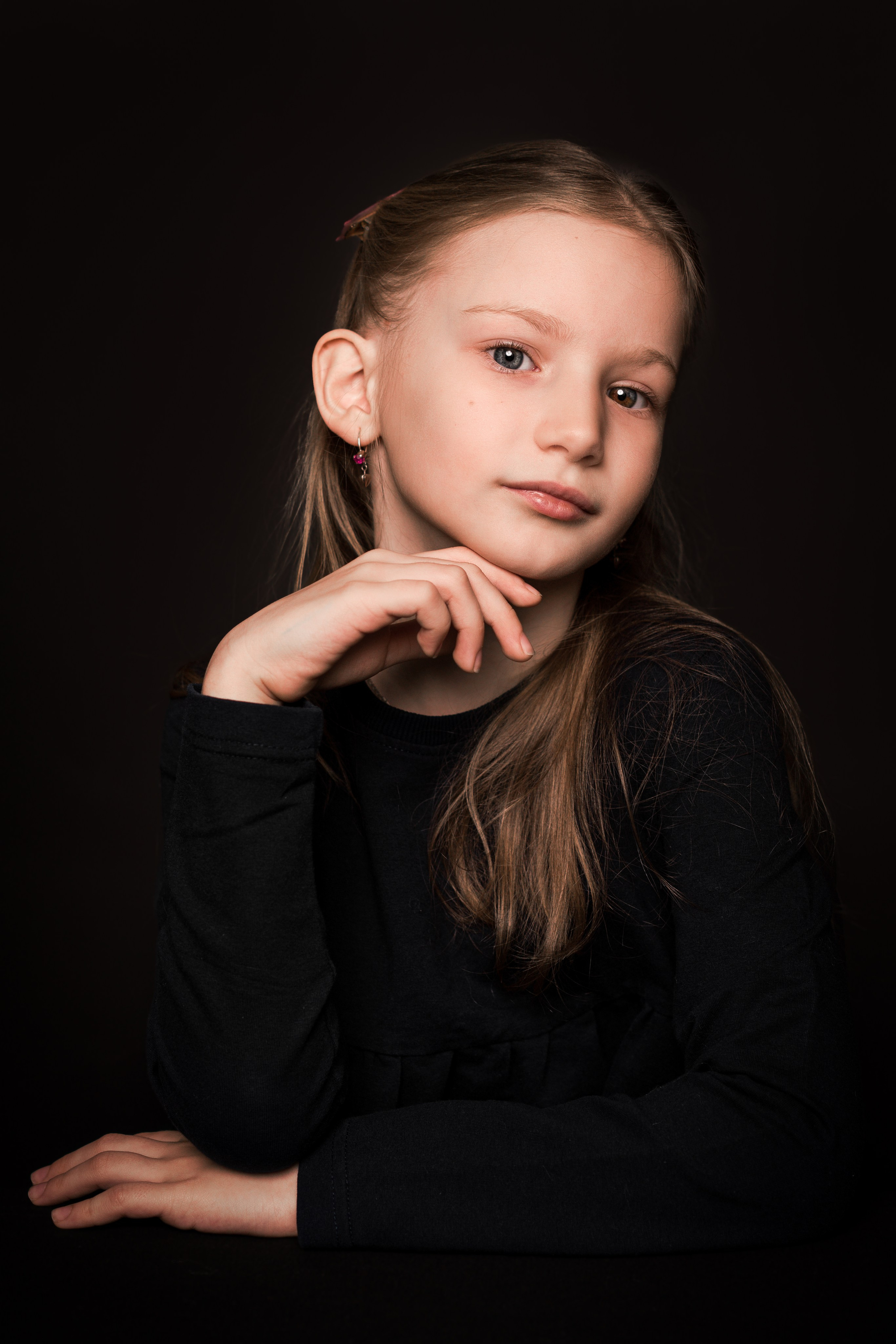 Детский сад, портреты на чёрном фоне. Фотограф Шунова Саша