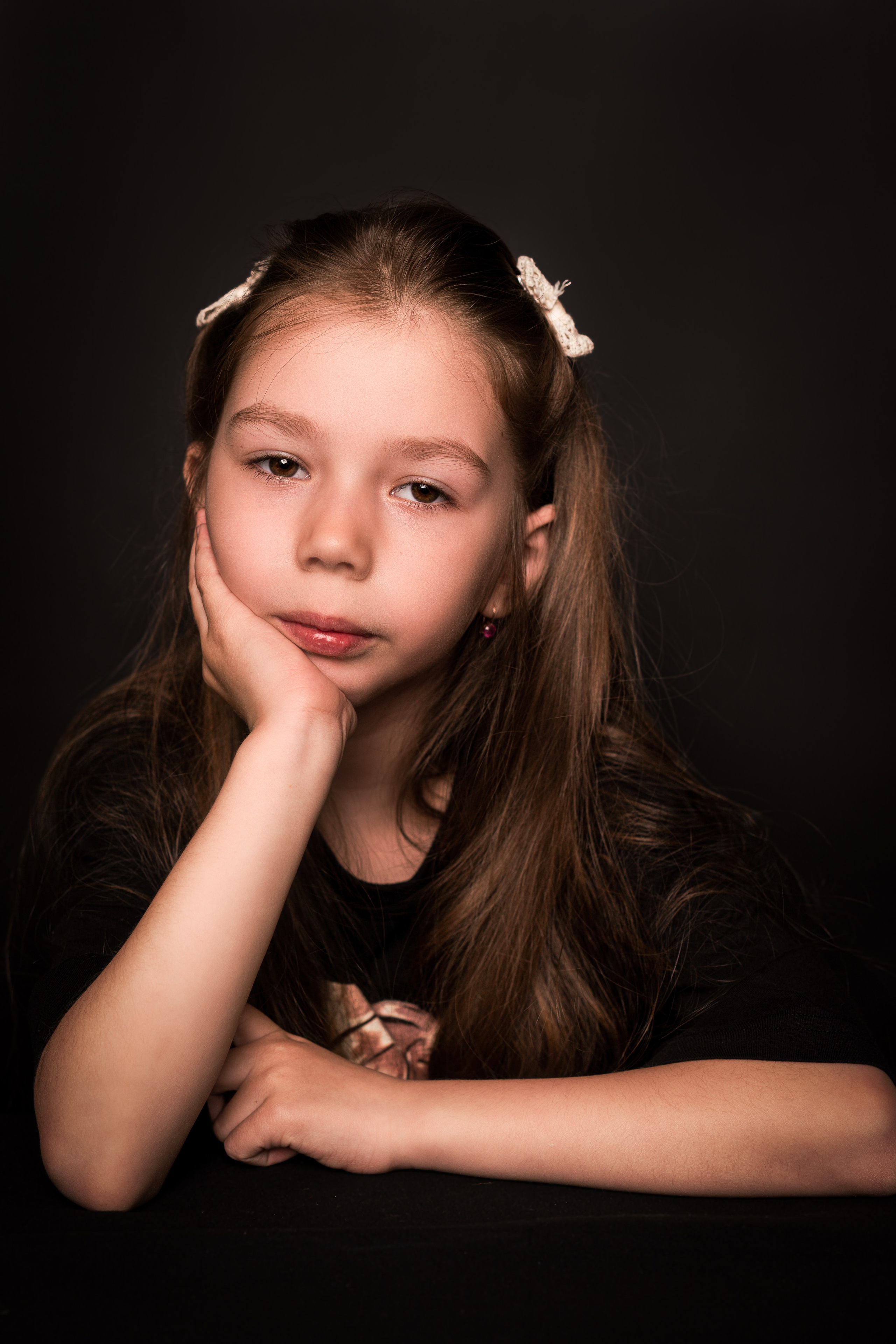 Детский сад, портреты на чёрном фоне. Фотограф Шунова Саша