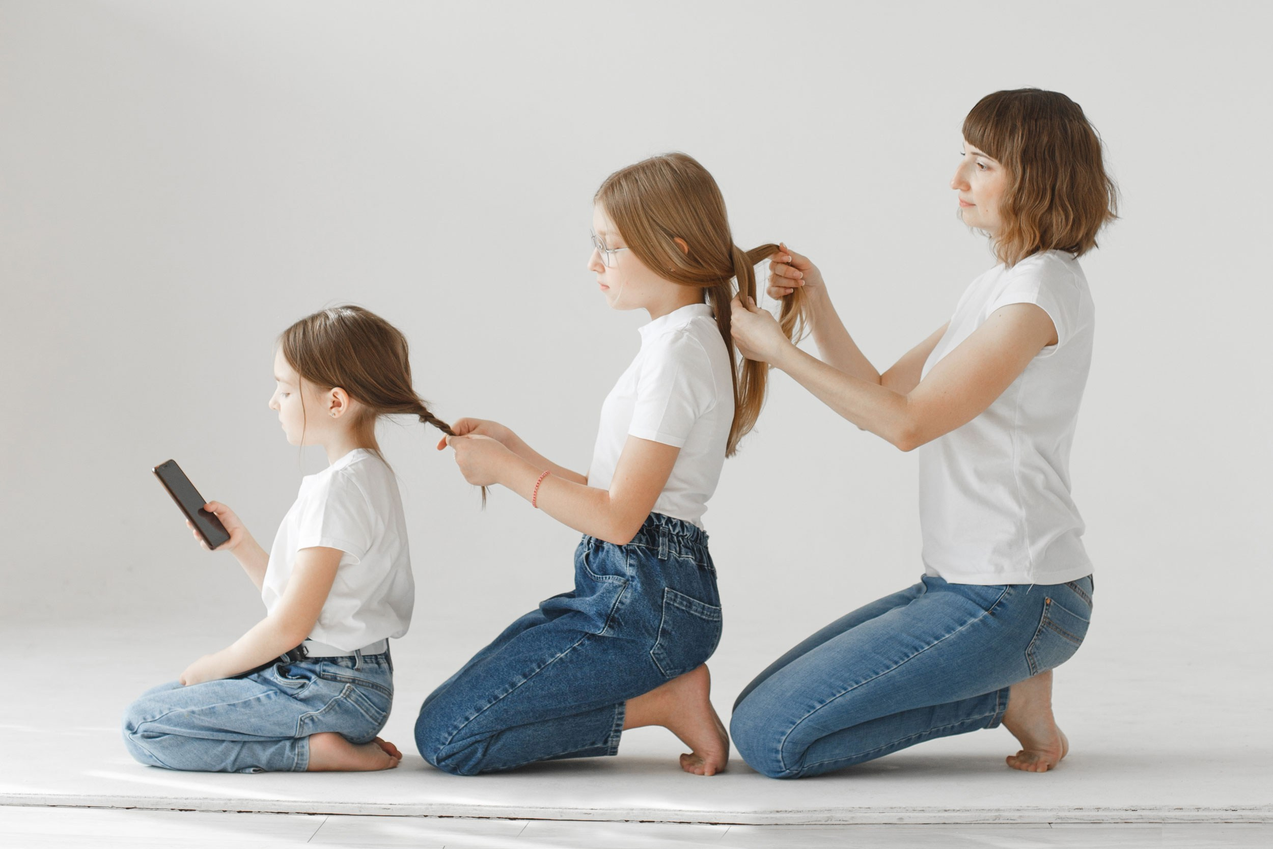 Мама со своими девочками играет в парикмахера 