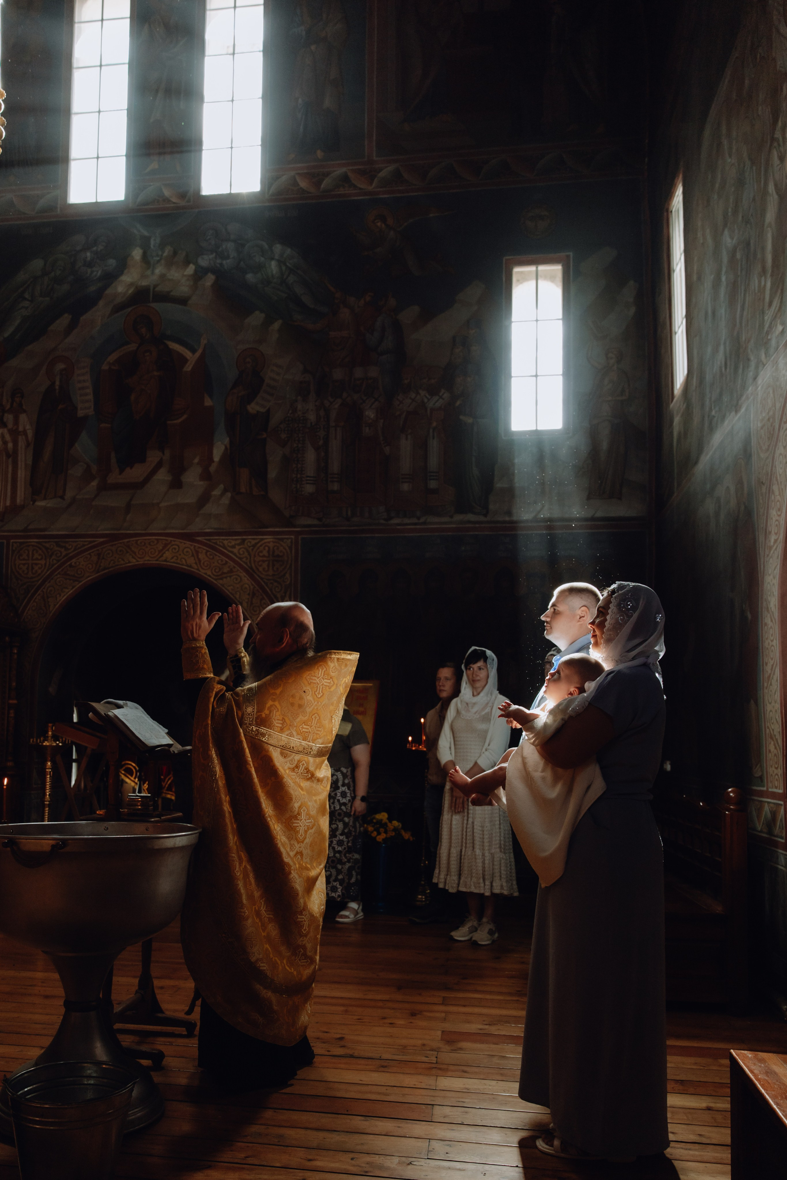 Таинство крещения в Холках. Фотограф Максим Никонов