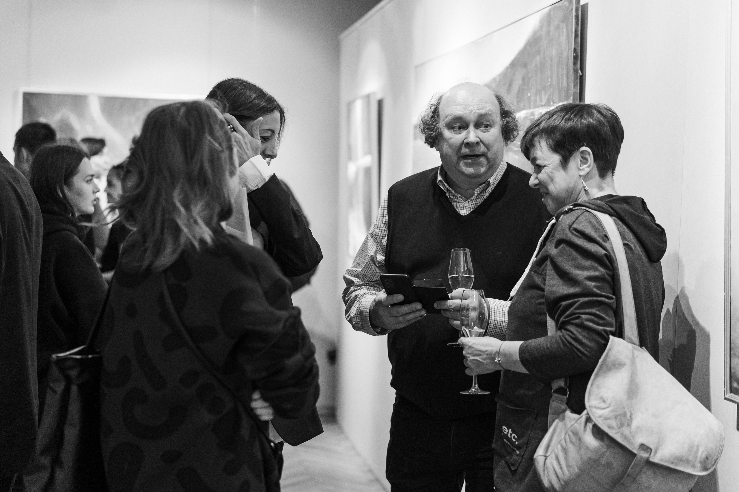 Съёмка открытия вытсавки художника Ильи Даньшина. Лиза Фирстова — самый добрый фотограф