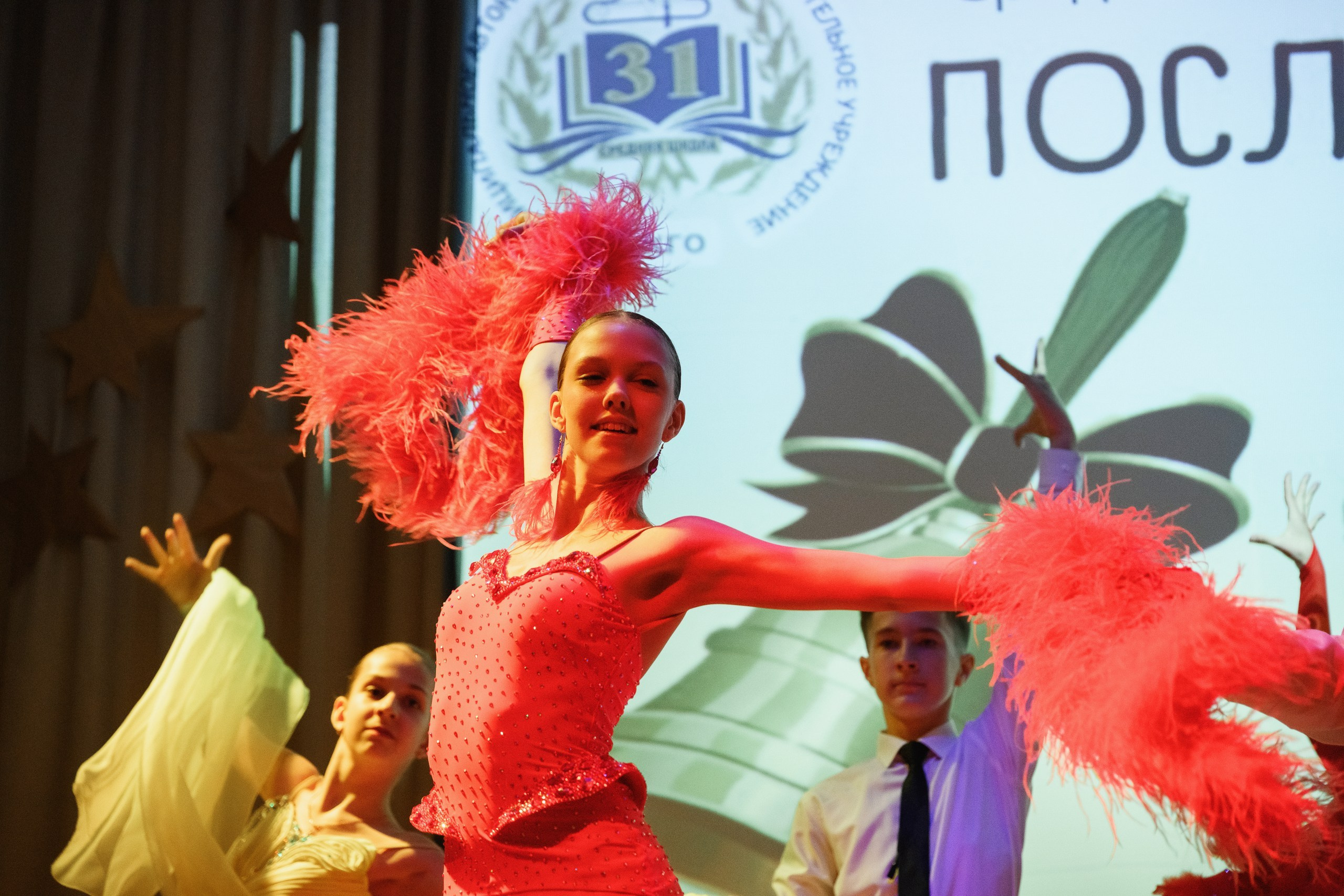 Фотосъемка последнего звонка в Петропавловске-Камчатском, Торжественная линейка выпускников в Петропавловске-Камчатском, Школьная фотосессия с учителями и одноклассниками в Петропавловске-Камчатском, Трогательные кадры прощания со школой в Петропавловске-Камчатском, Стоимость фотосъемки последнего звонка в Петропавловске-Камчатском.