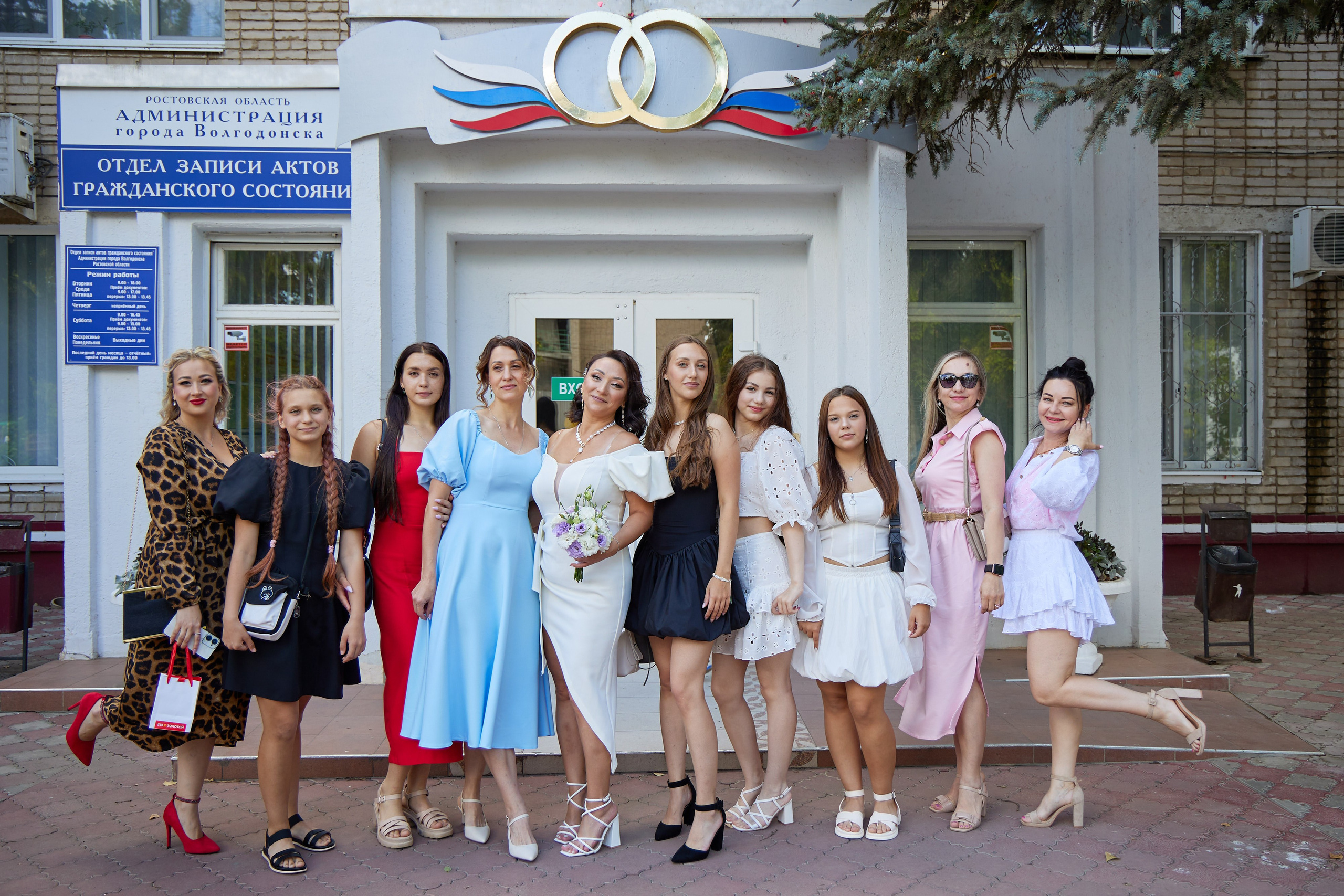 Фотосъемка в ЗАГСе, прогулка молодых, банкет