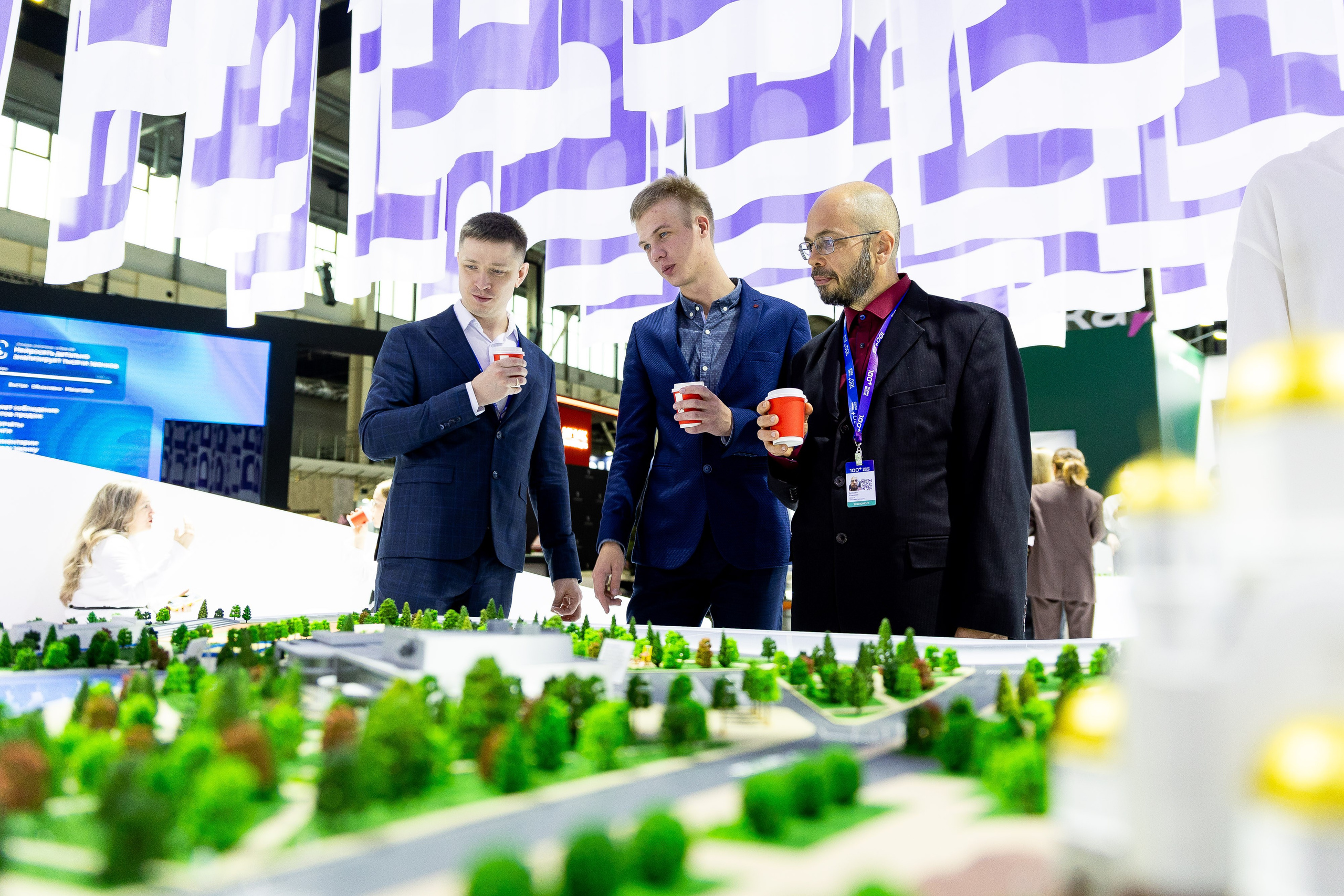 100+ (разные стенды). Фотограф Родион Нарудинов