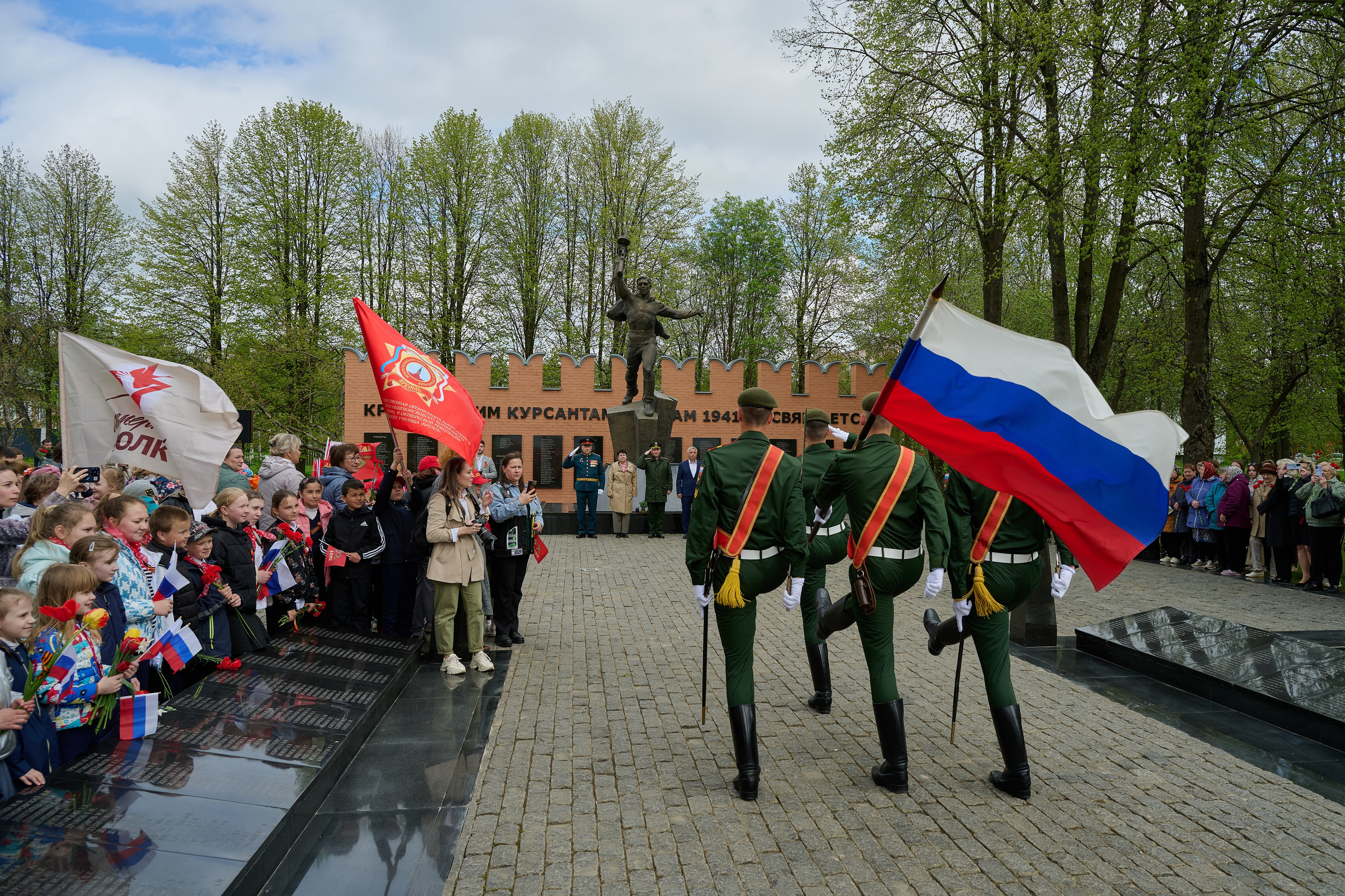 Памяти подвигу Кремлевских курсантов. Ярополец. Фотограф Роман Адлер