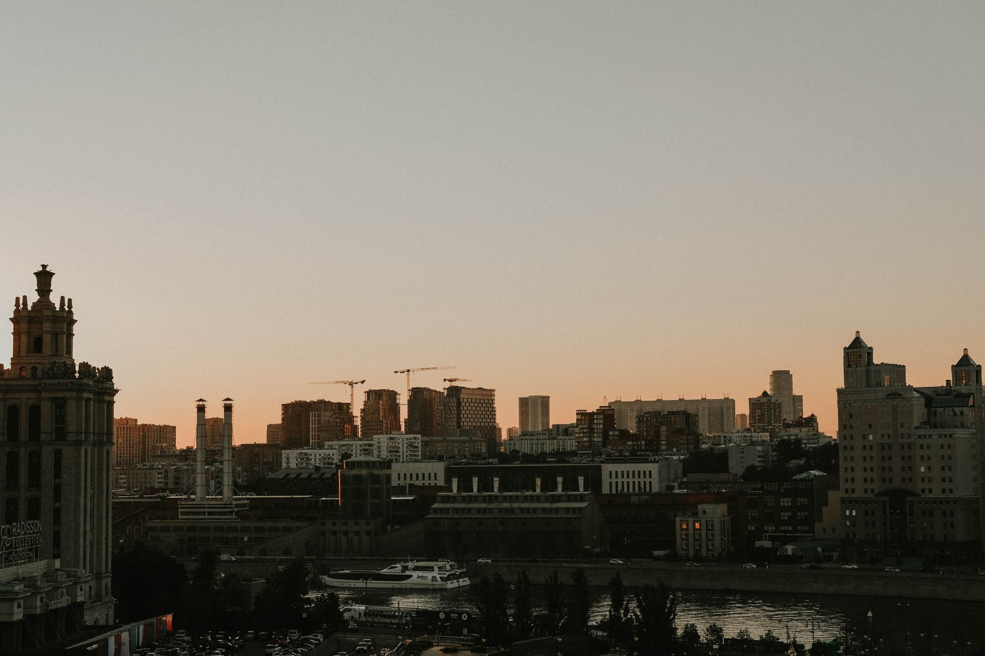 «полезли на крышу?» — «давай!». Свадебный фотограф Александра Тюлякова