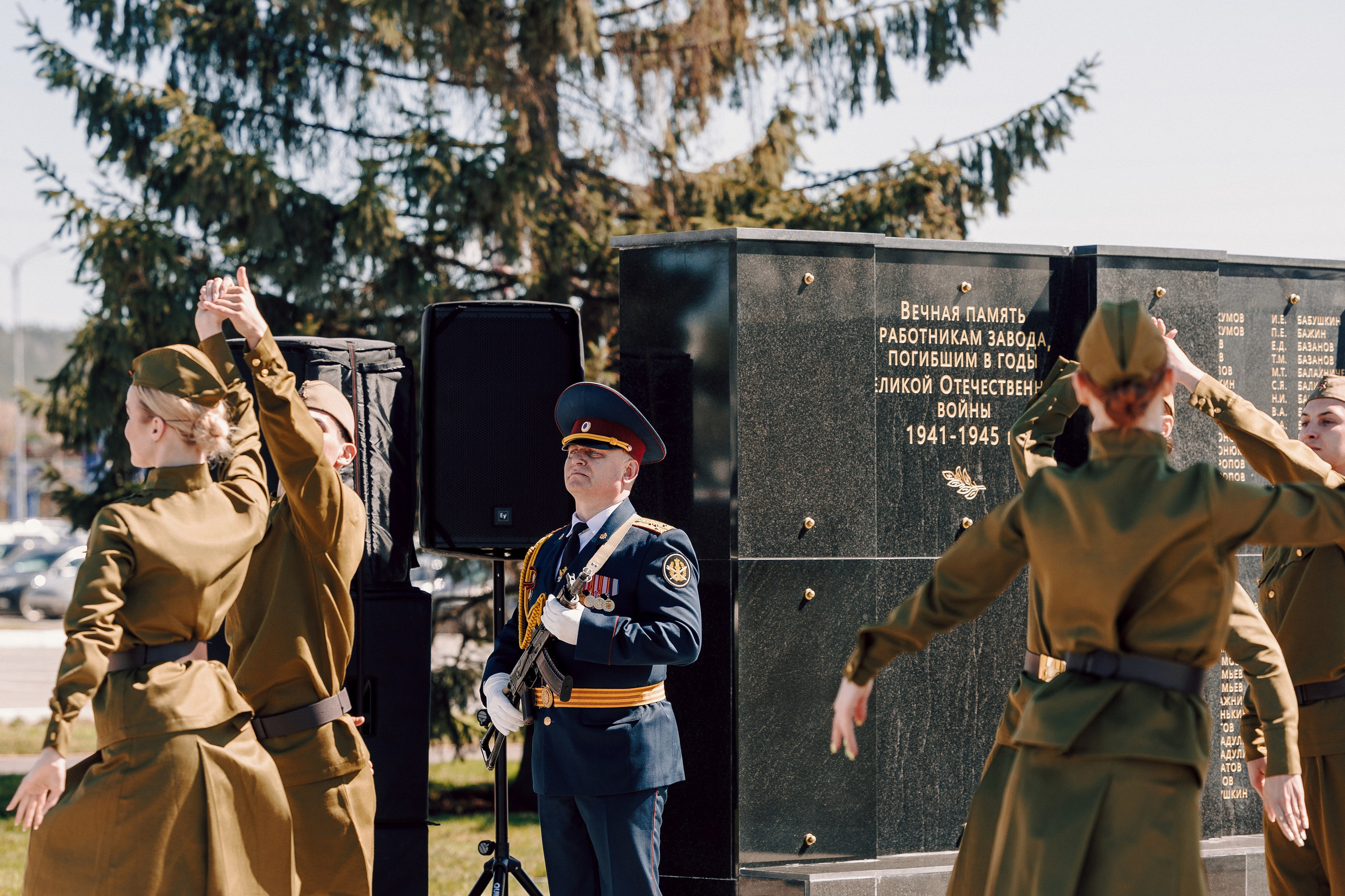 Торжественный митинг, посвящённый открытию Мемориала Славы воинам-новотрубникам. Лёшка Варзегов — фотограф