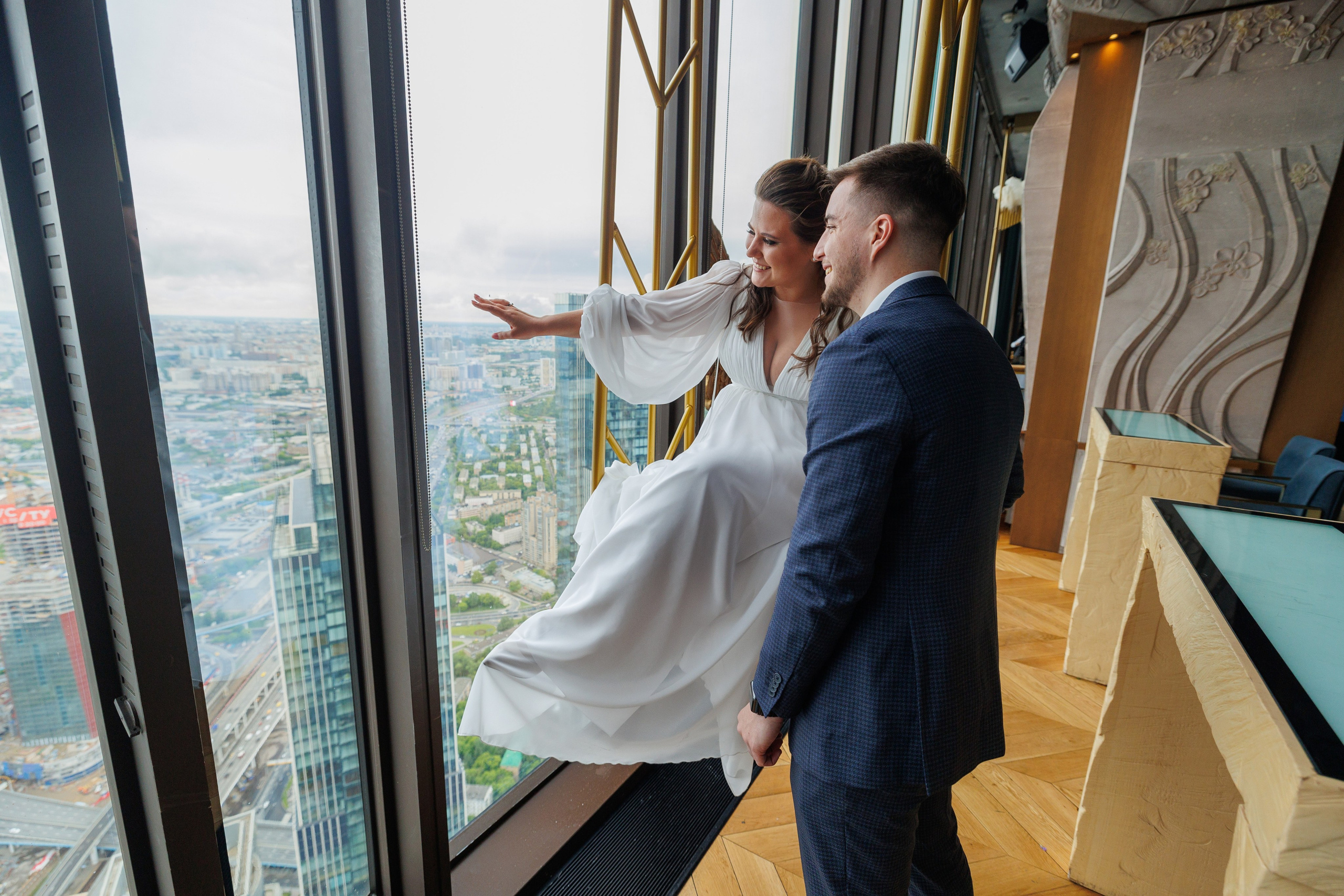 Фотограф на регистрацию в ЗАГС Москва Сити Birds Башня ОКО. Примеры фото, отзывы молодоженов и заявка на регистрацию через официальный сайт.