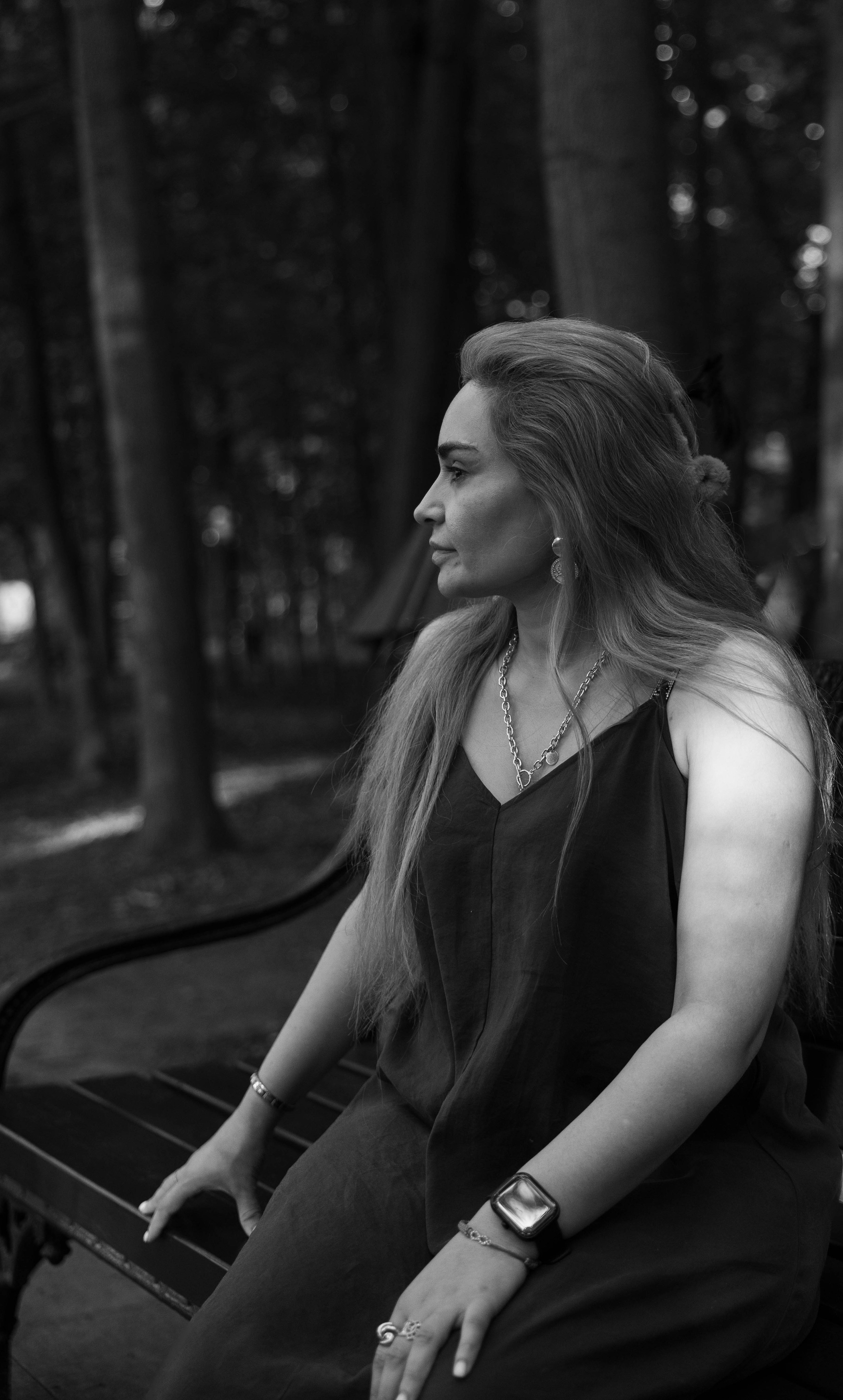 Прогулка мамы и дочки в парке