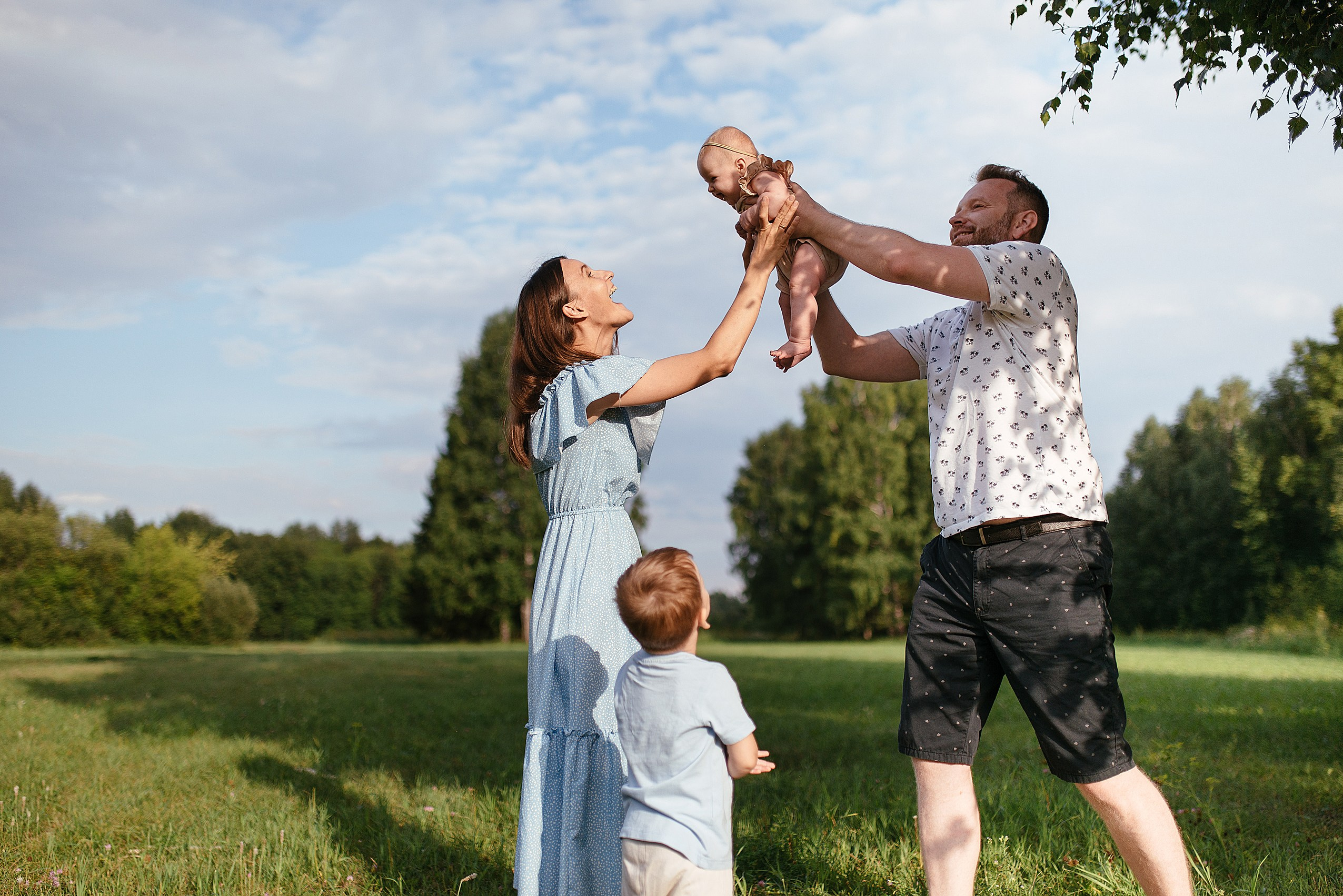 Уличная семейная фотосессия в парке. Семейный фотограф Дарья Едапина Новосибирск. Фотограф Дарья Едапина Новосибирск
