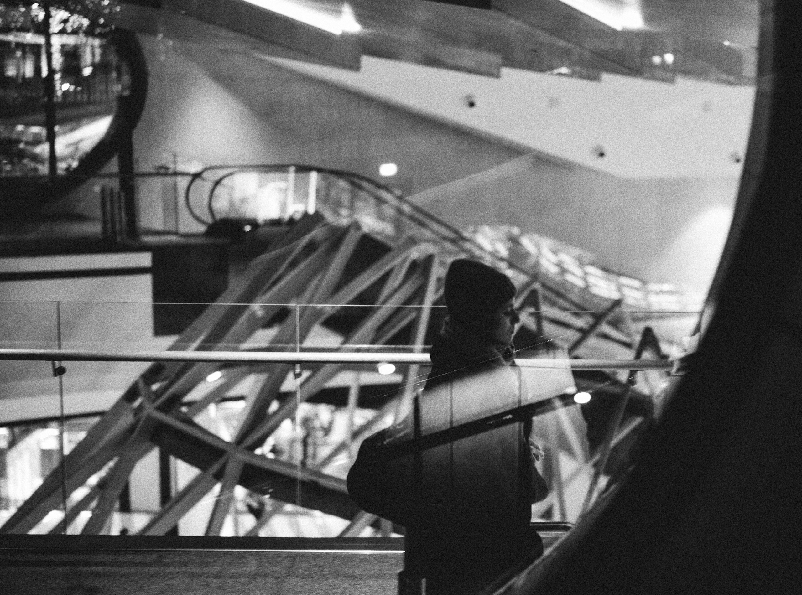 девушка через стекло на фоне конструкций ТЦ Павелецкая-плаза