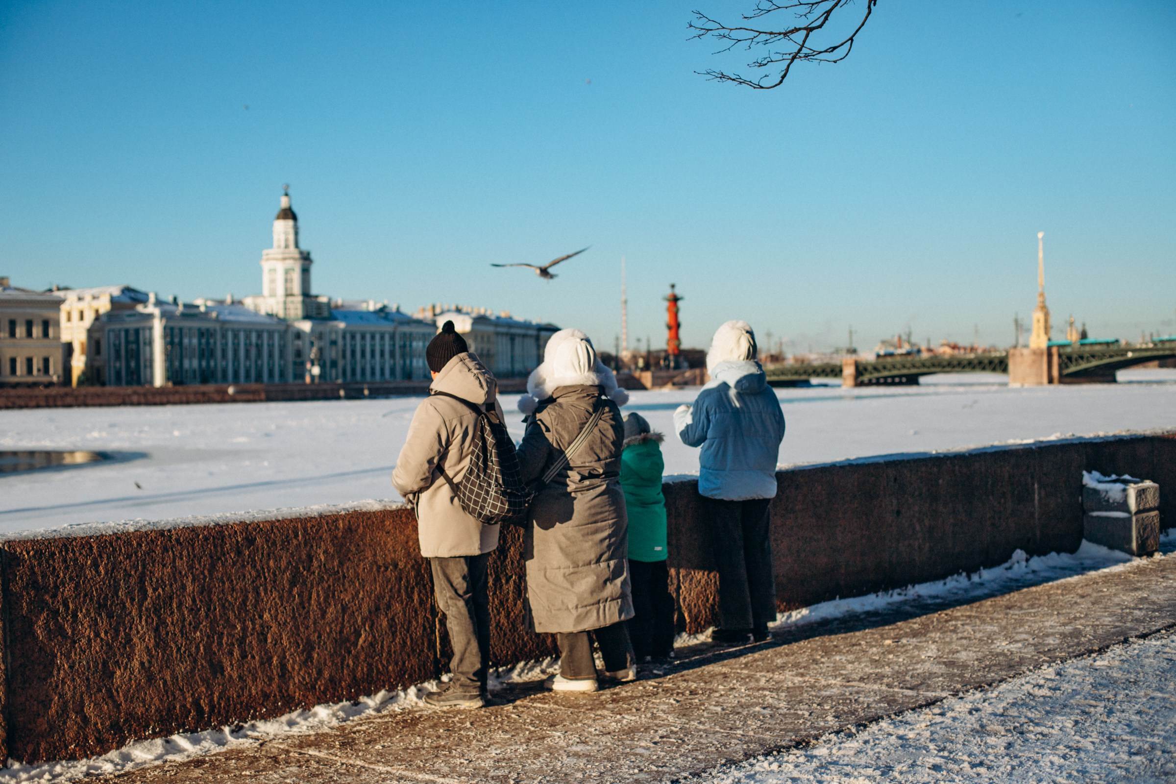 Анна с семьей в феврале. Фотопрогулка в Петербурге. Индивидуальный и семейный фотограф в Санкт-Петербурге