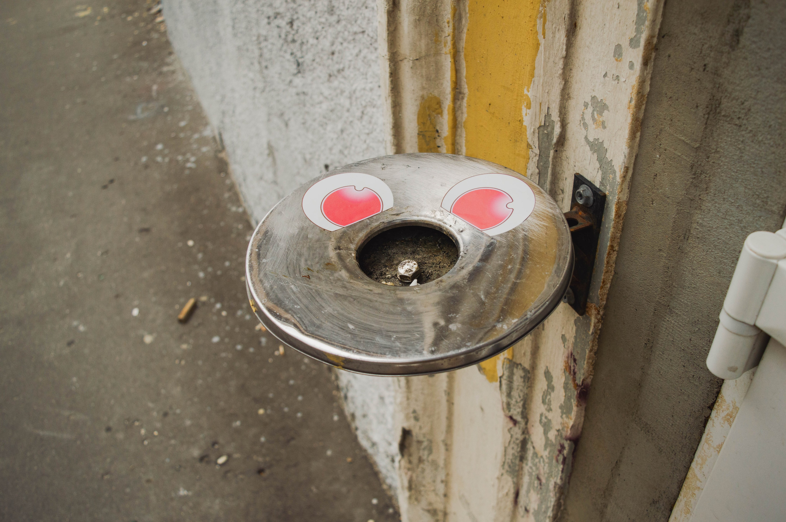 Типология «Стикербомбинг в городе». Фотограф Анастасия Лощакова в Москве