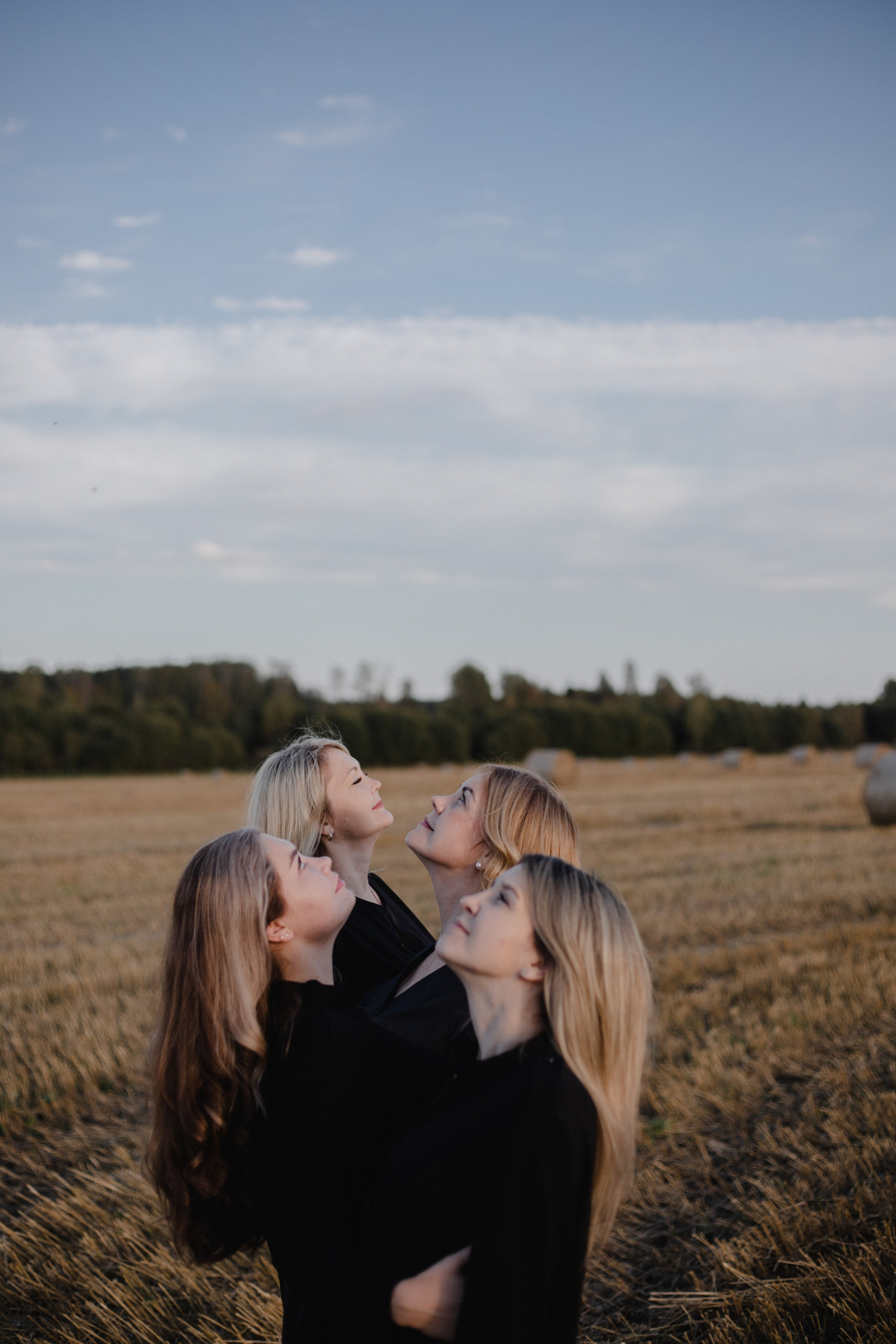 Однажды сестры в поле :)