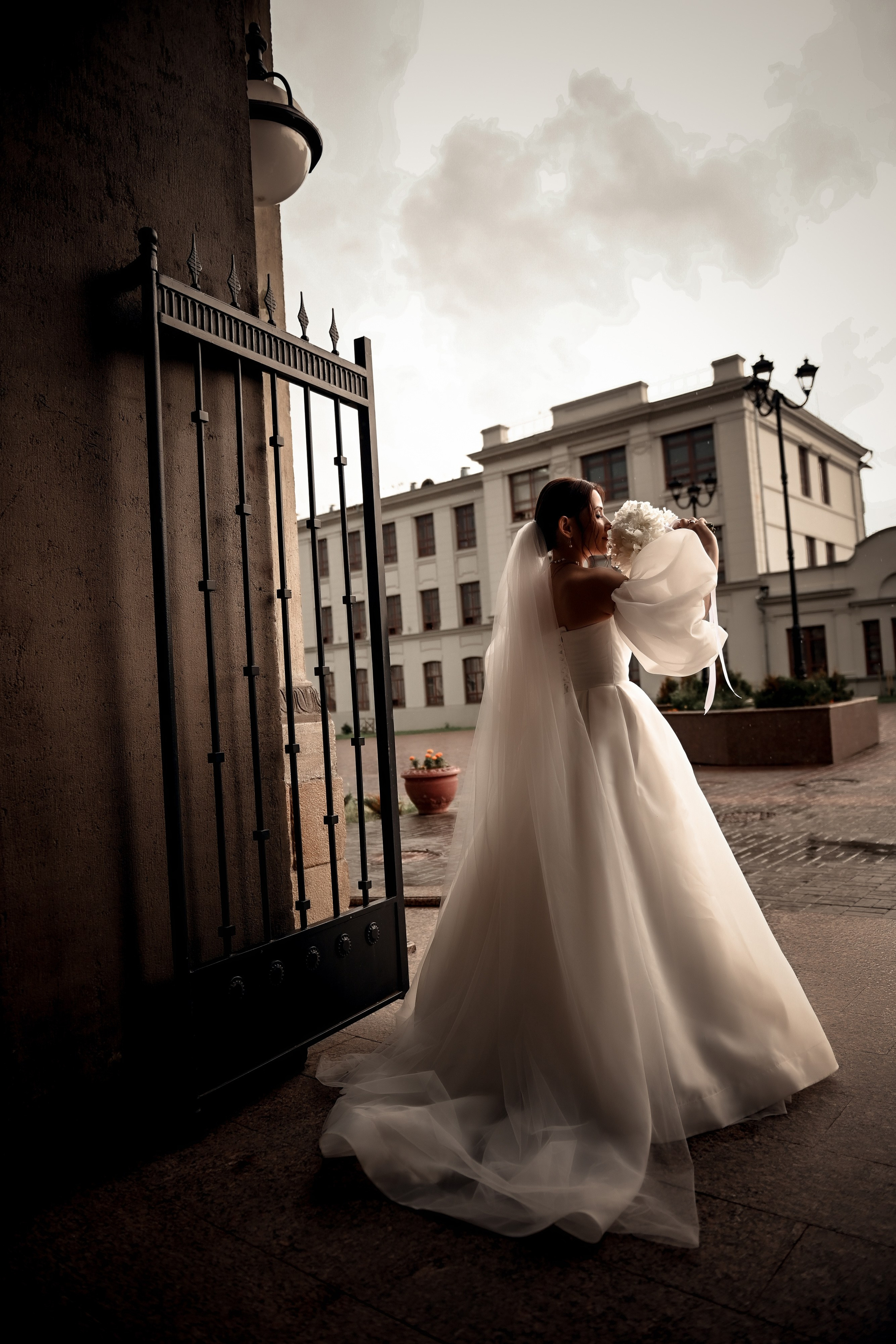 Небольшая свадебная серия в музее и прогулкой под дождем Эльмиры и Ризата. Свадебный, семейный, детский, контент фотограф в Омске Максим Ильин