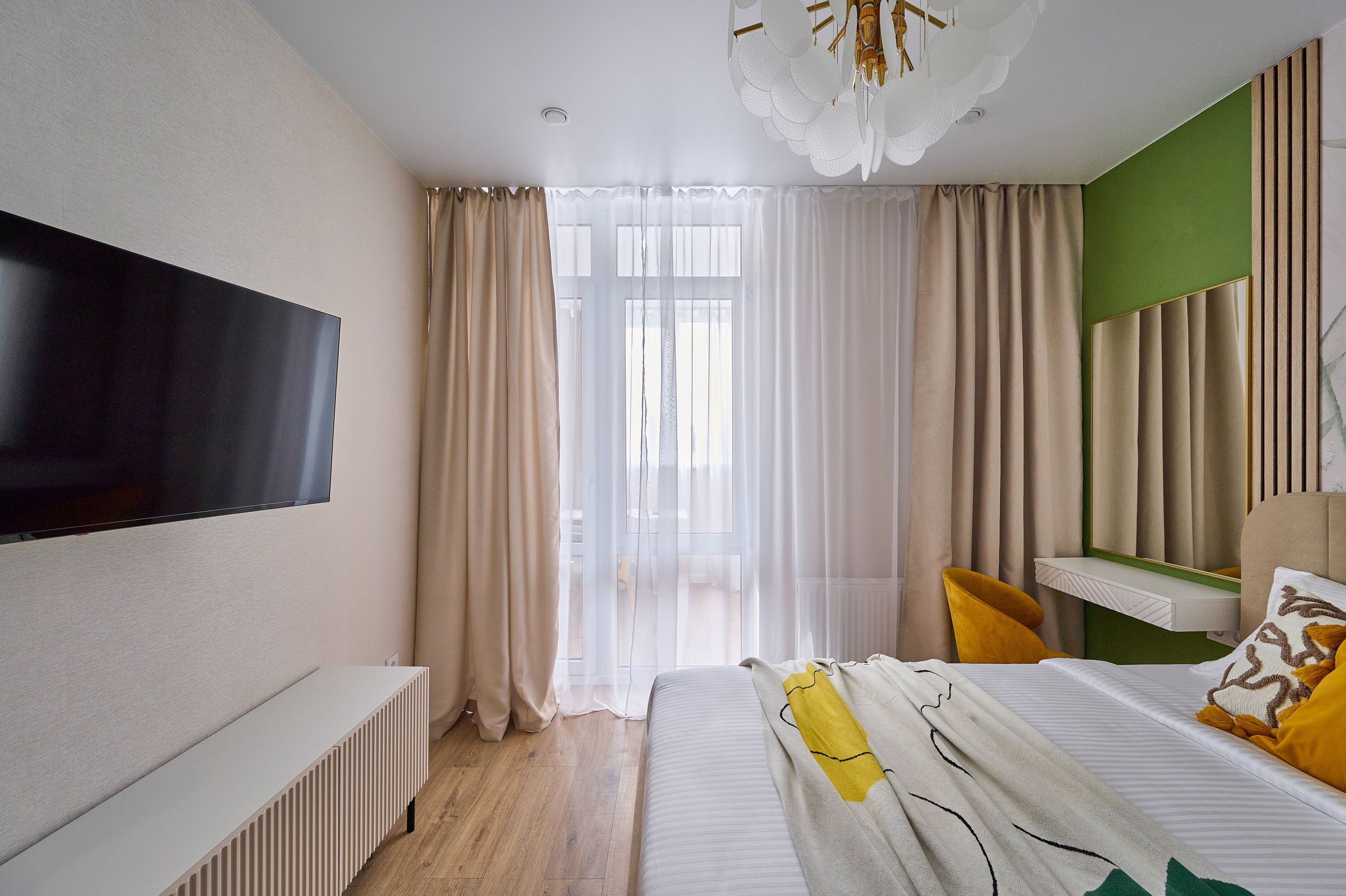 телевизор бежевая комната с большой кроватью бежевые шторы интересное покрывало 