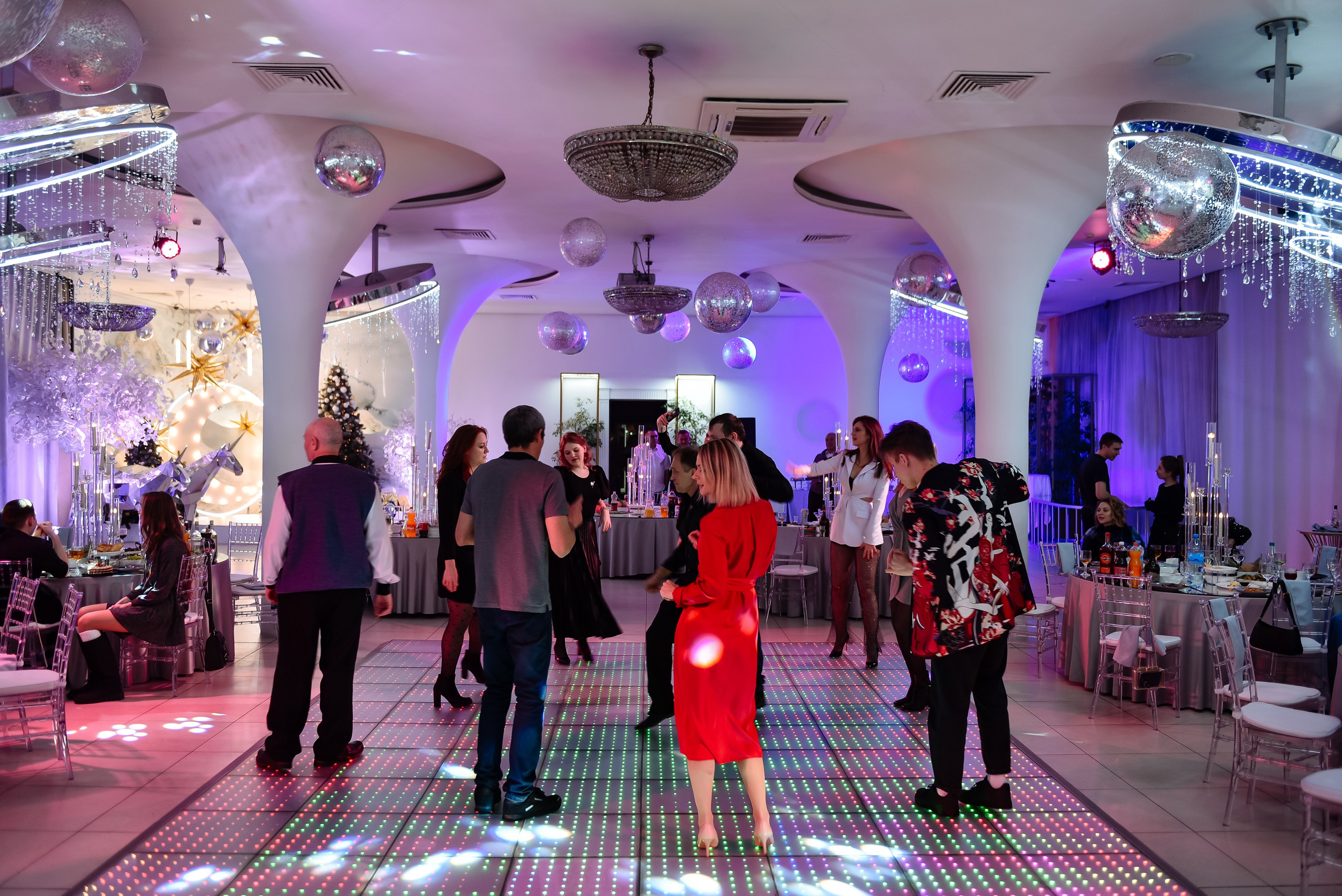 Новогодний корпоратив в ресторане Nebesa. Анастасия Петрович фотограф, фотокорреспондент в Москве и Санкт-Петербурге. Фотосъёмка репортажа, мероприятия, корпоративная съёмка, контент