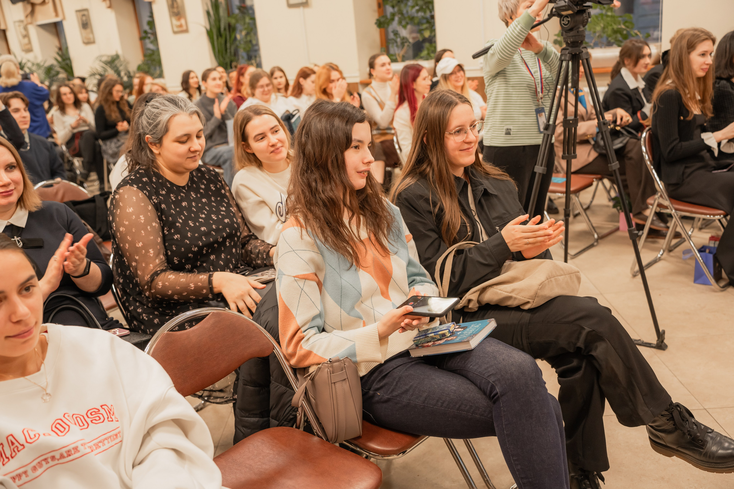 Презентация книги «Человек за бортом», автор София Цой. Репортажный фотограф Анастасия Рубцова