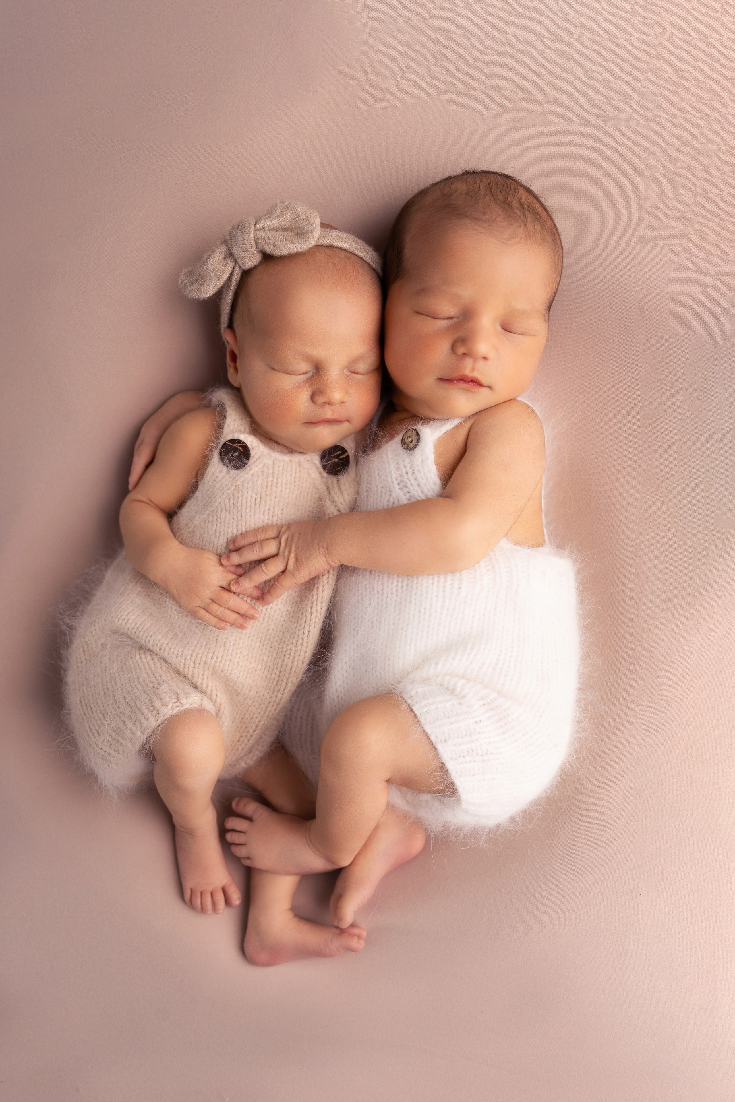 Фотосъемка двойни. Фотограф новорожденных малышей в Омске и Омской области Эльвира Камаева