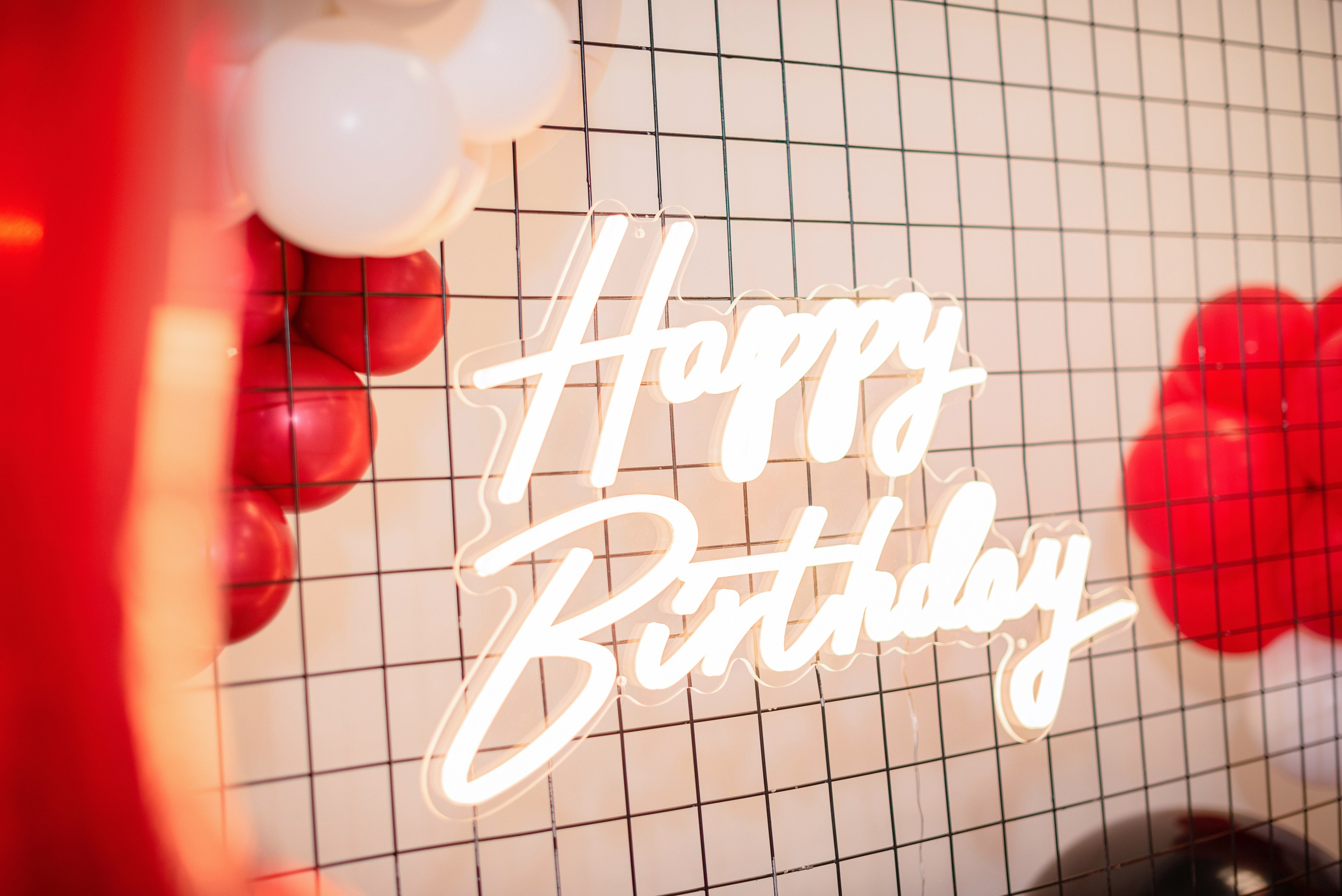 Профессиональный фотограф из Сургута/Нефтеюганска запечатлевает живое настроение и радость детско-подростковых праздничных мероприятий, включая дни рождения, выпускные вечера и семейные торжества.