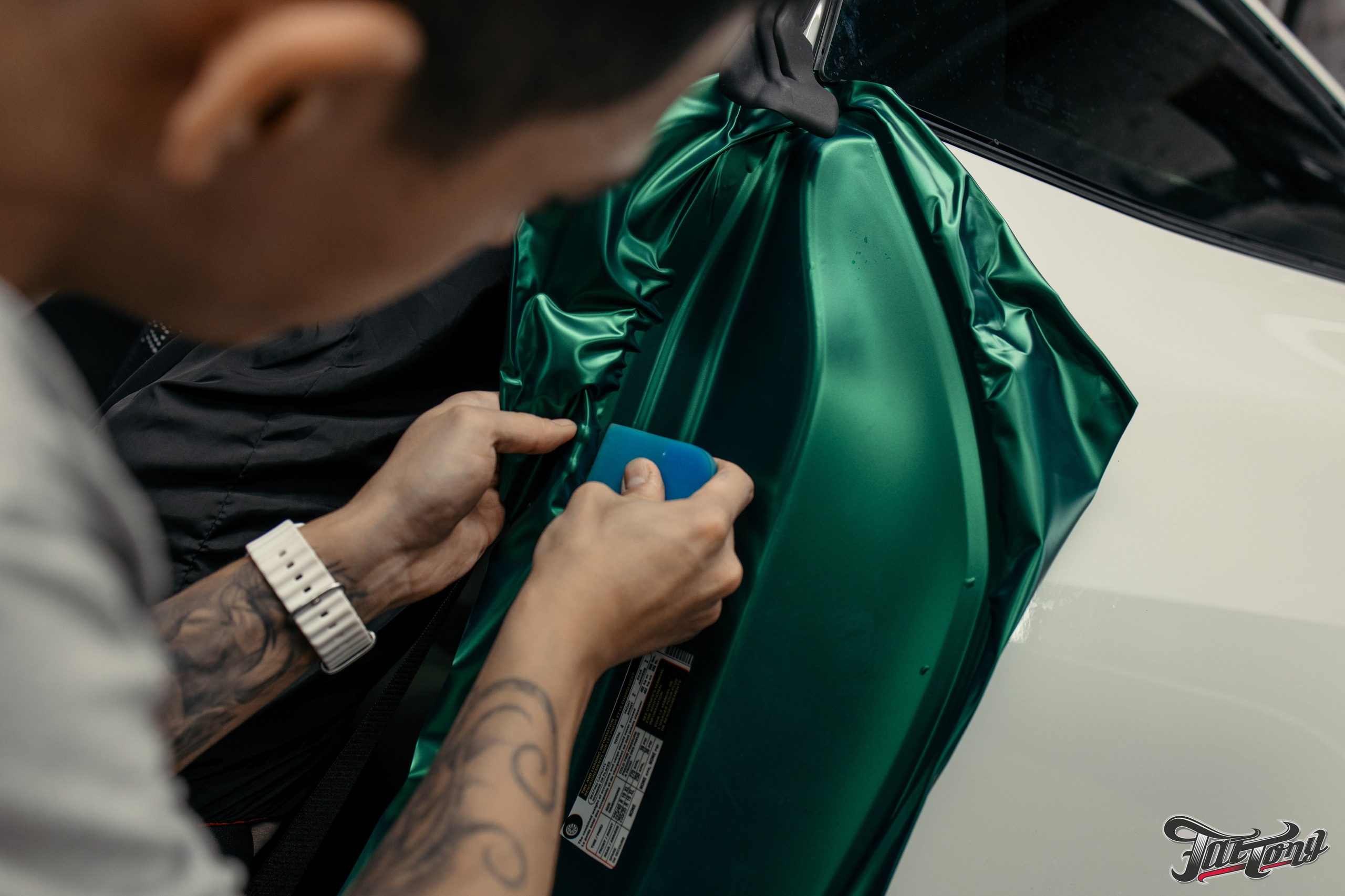 BMW 440i оклейка в цветной полиуретан Wematec matt green chrome с проемами. DeLorein