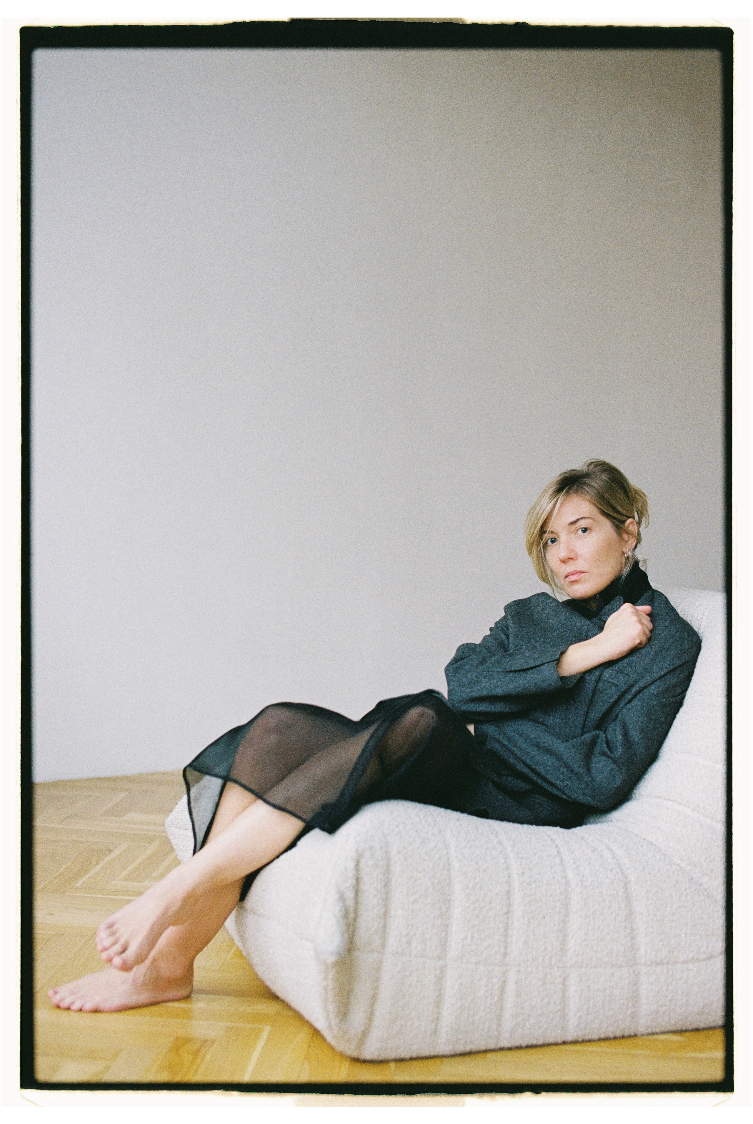 Портретная фотосъемка на пленку Мария сидя поза естественный свет портрет фотограф Ксения Давыдова Санкт-Петербург