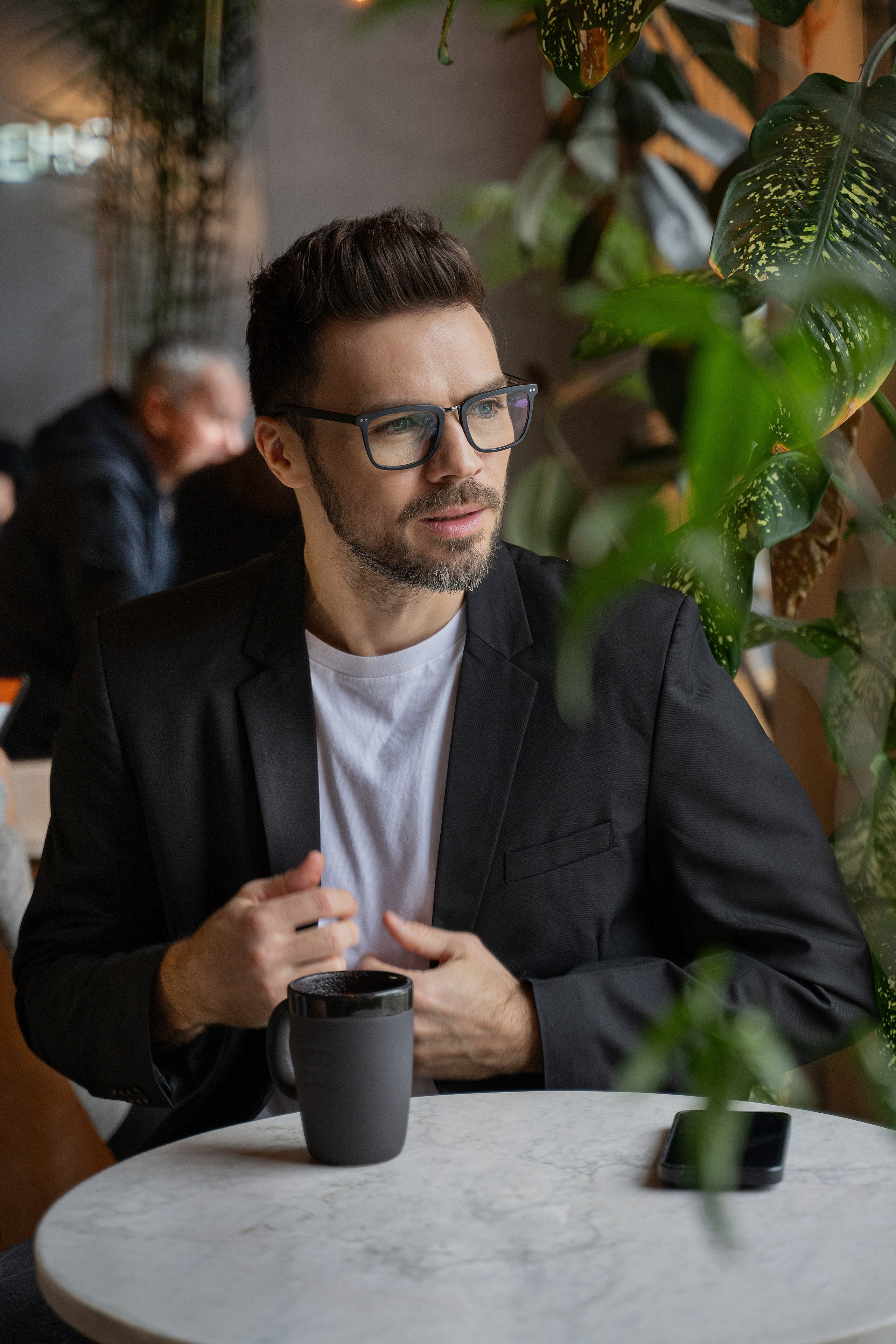 Красавчик в кафе. Главная