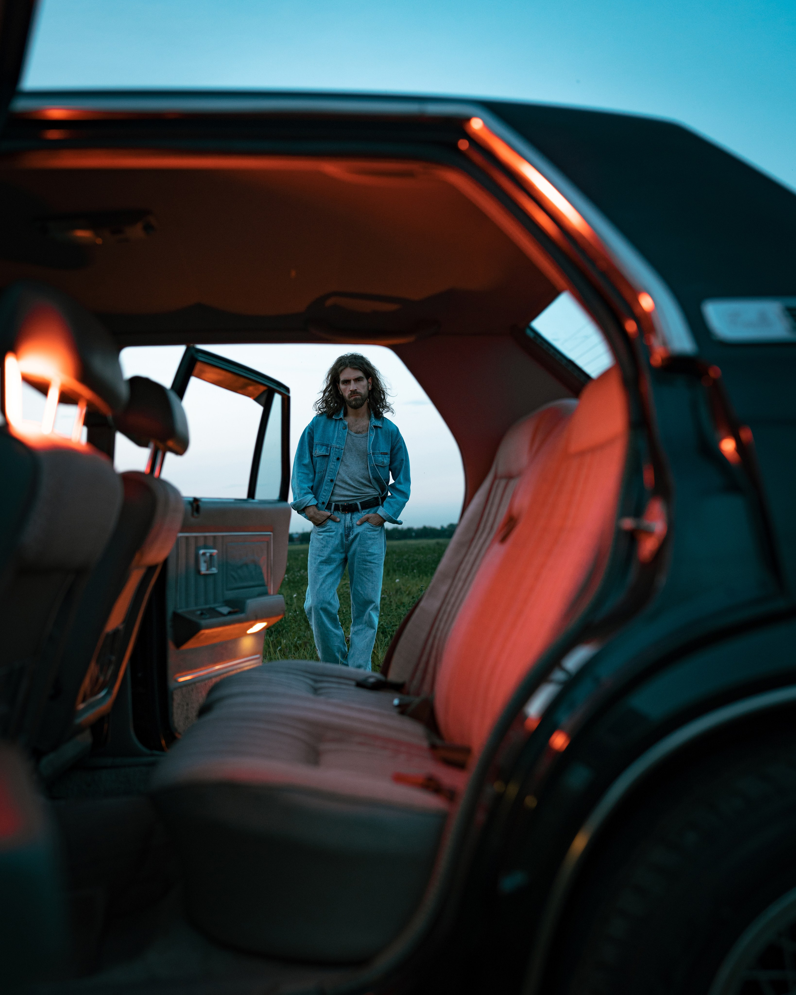 Фотосессия парня с автомобилем. Портретный фотограф Санкт-Петербург Арнольд