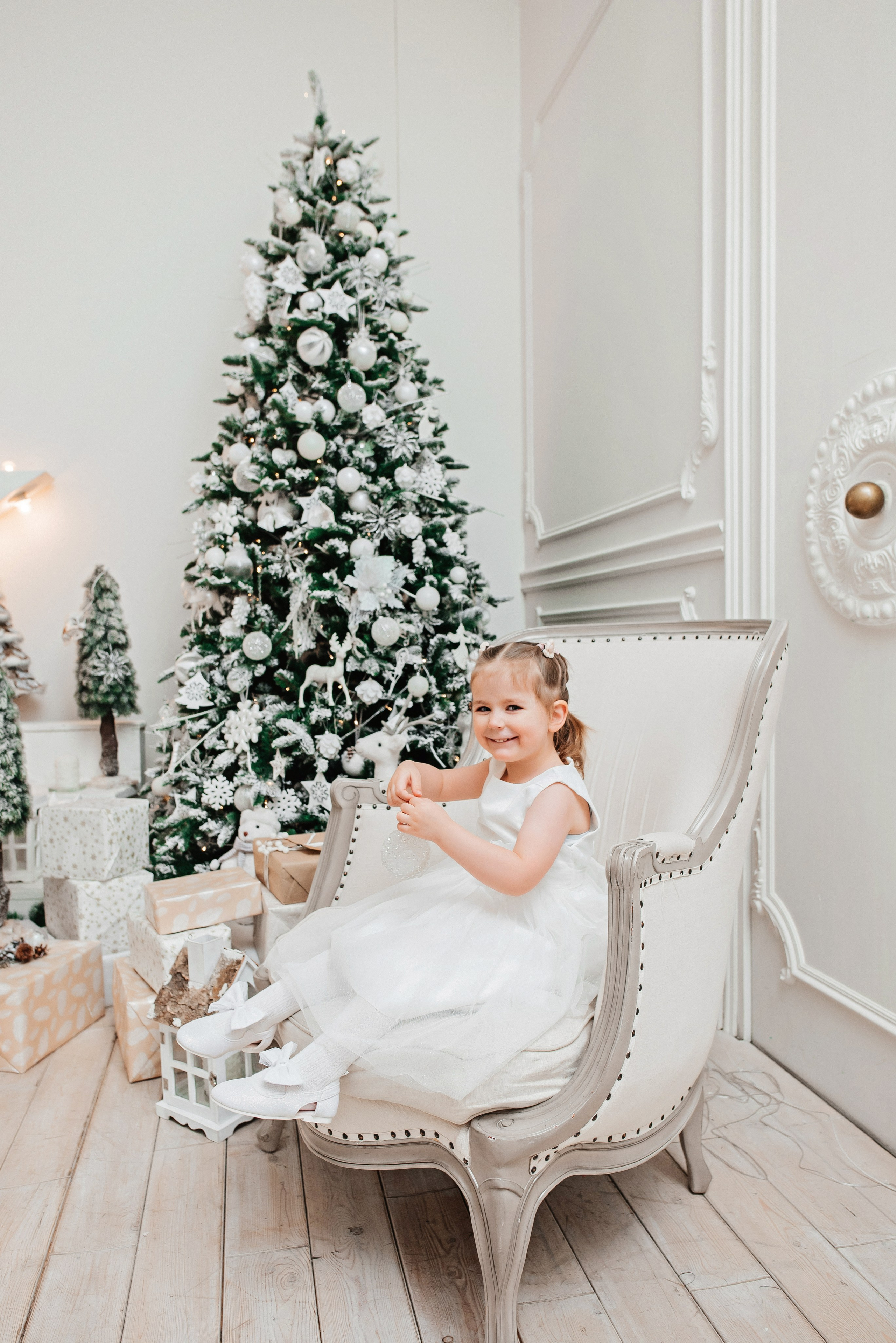 Катюша с семьей в студии. Детский и семейный фотограф выпускной альбом Приморско-Ахтарск