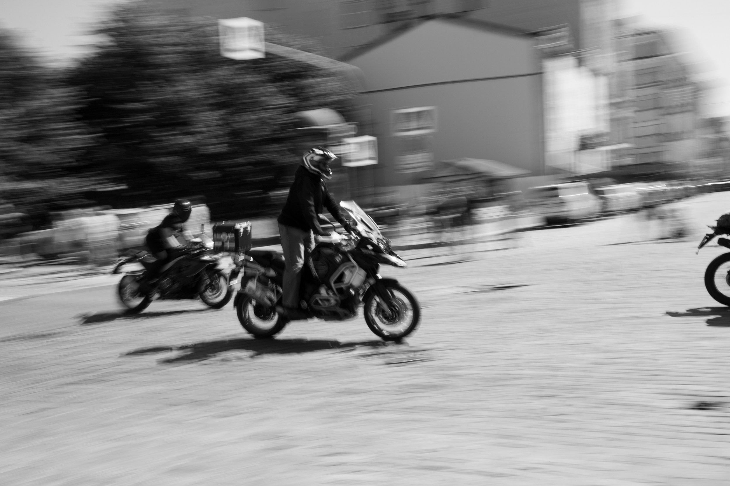 Метафорическая фотография, передающая ощущение «вывернутой изнанки мира» в момент отсечения доли секунды затвором камеры, где очертания мотоцикла фиксируются в набегающем потоке. Снимок сделан на Балтик-ралли в г. Выборг. Автор фотографии Корчагина Татьяна Романовна #phototerra_info