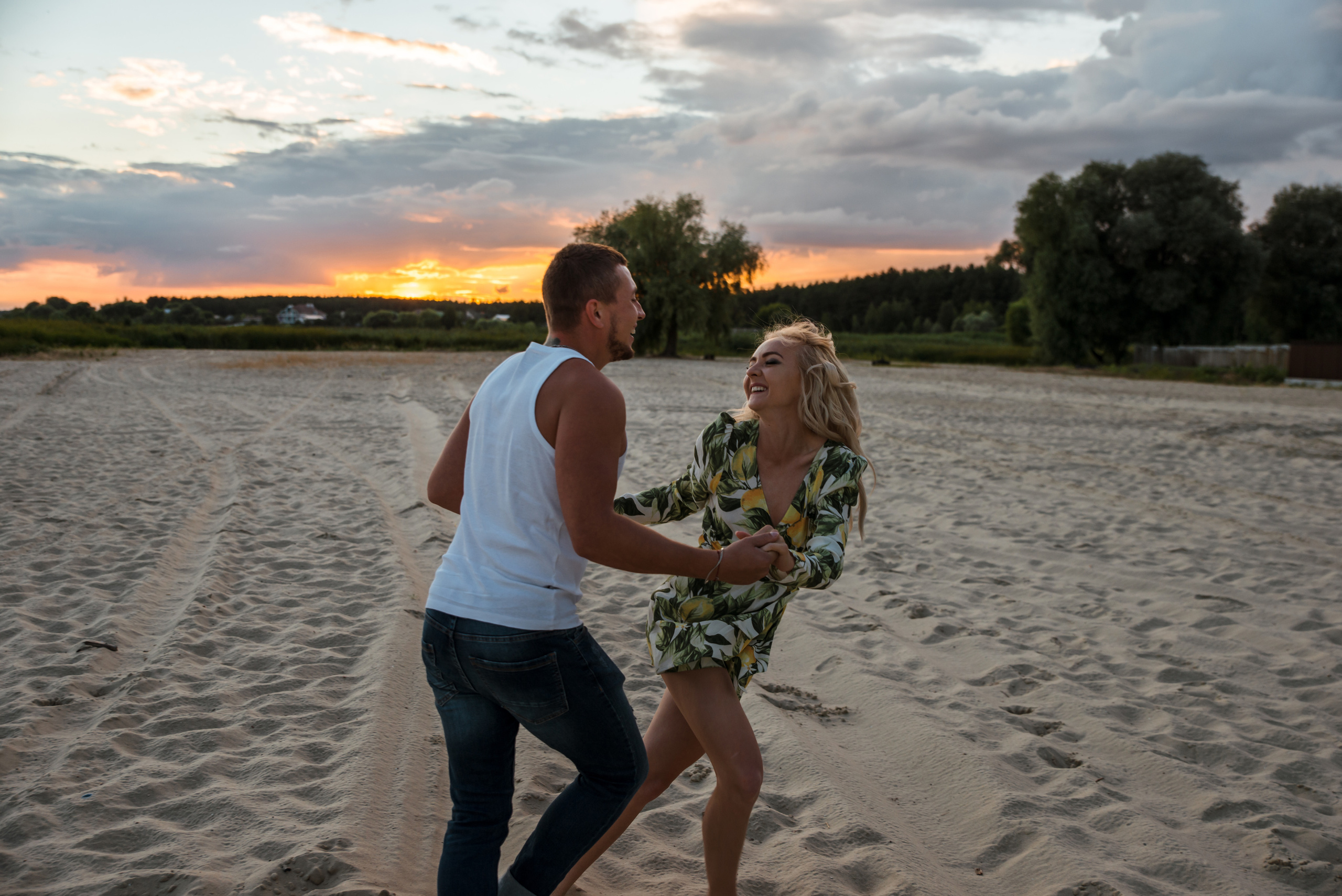 Лес и двое с лопатами. Свадебный и портретный фотограф в Белгороде Олеся Гавшина