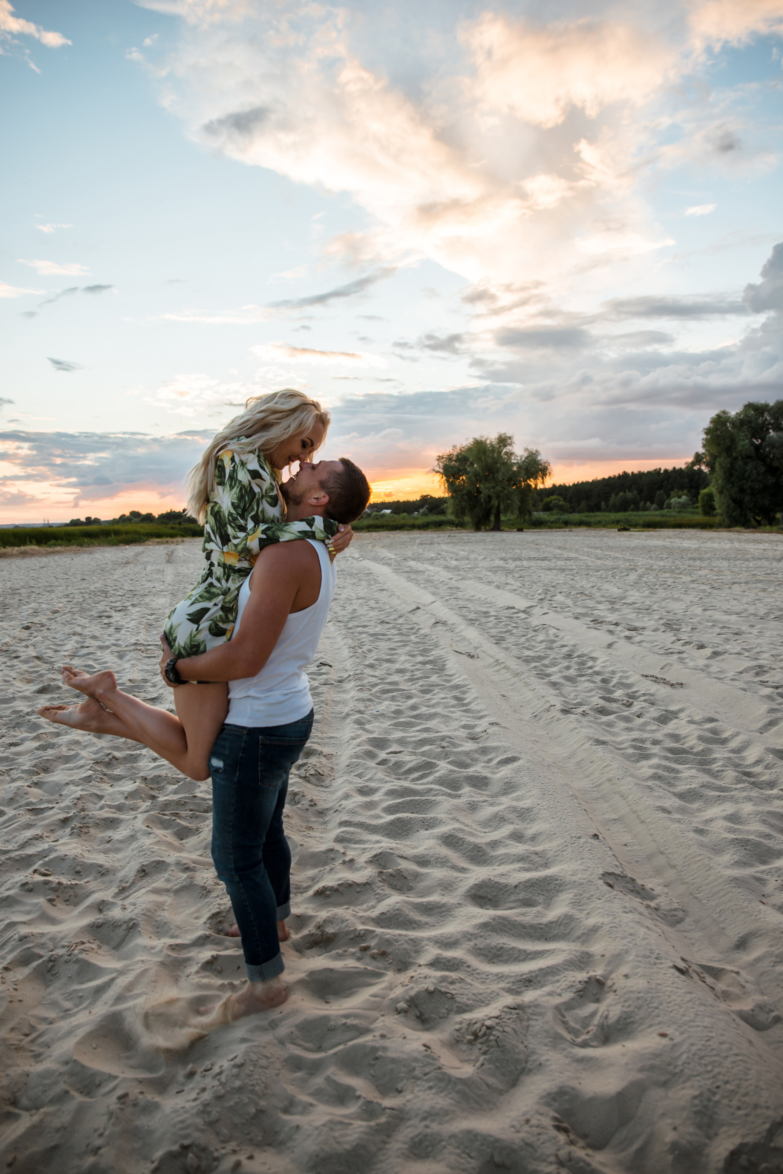 Лес и двое с лопатами. Свадебный и портретный фотограф в Белгороде Олеся Гавшина