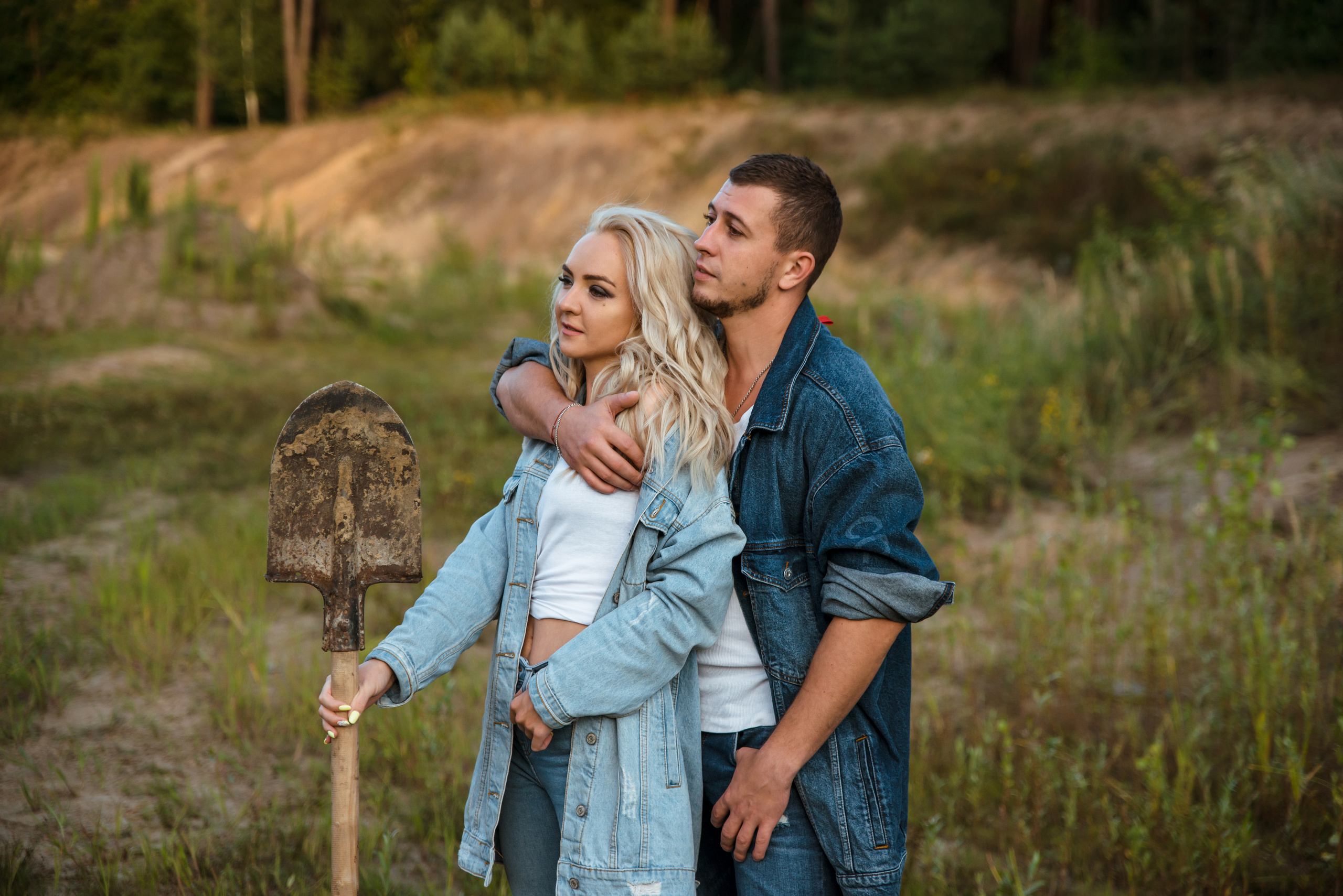 Лес и двое с лопатами. Свадебный и портретный фотограф в Белгороде Олеся Гавшина