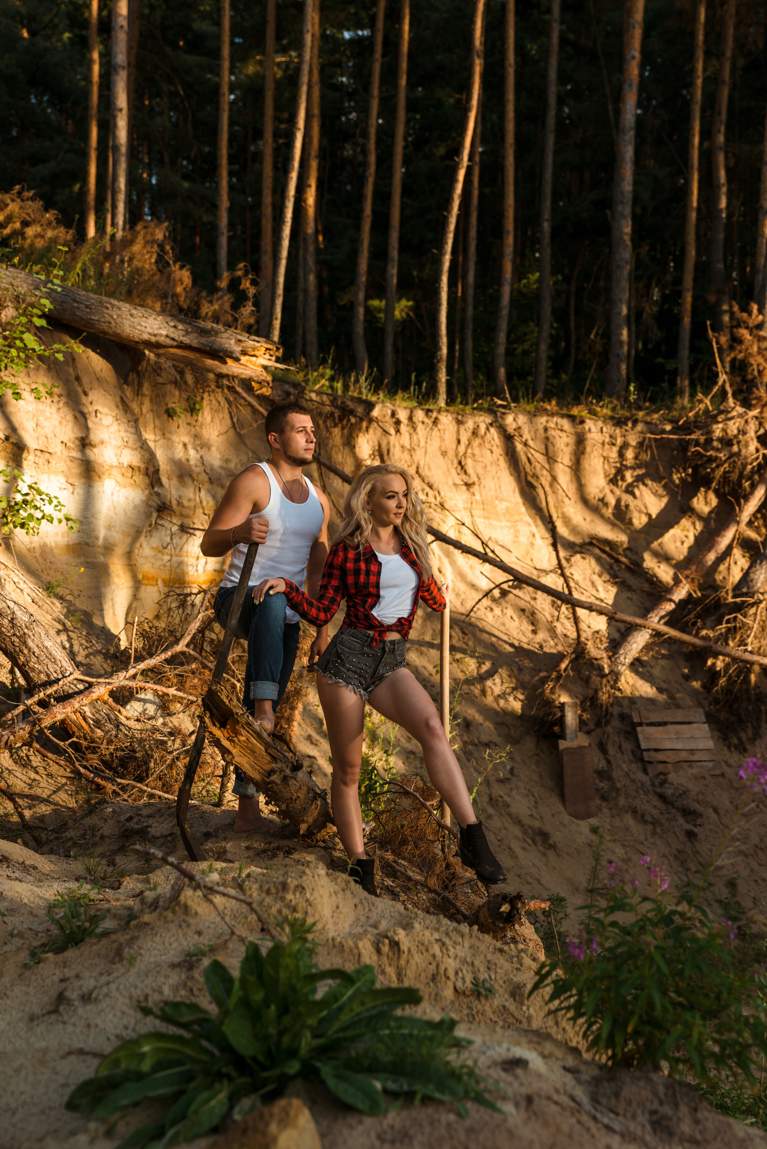 Лес и двое с лопатами. Свадебный и портретный фотограф в Белгороде Олеся Гавшина