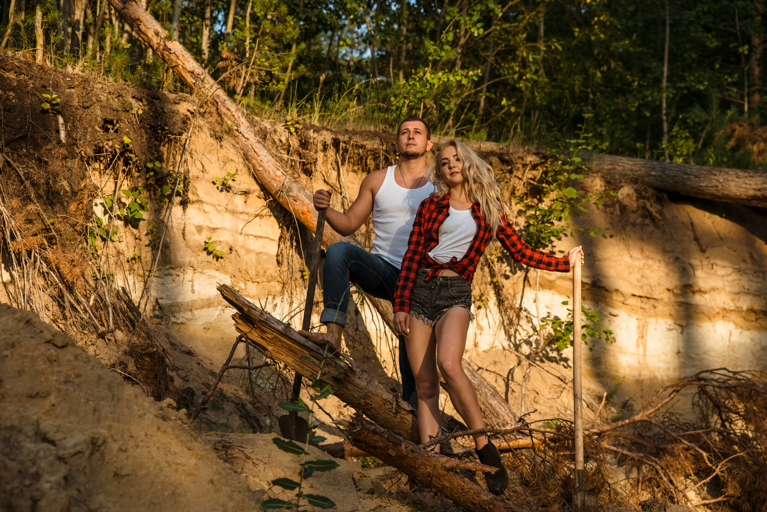 Лес и двое с лопатами. Свадебный и портретный фотограф в Белгороде Олеся Гавшина