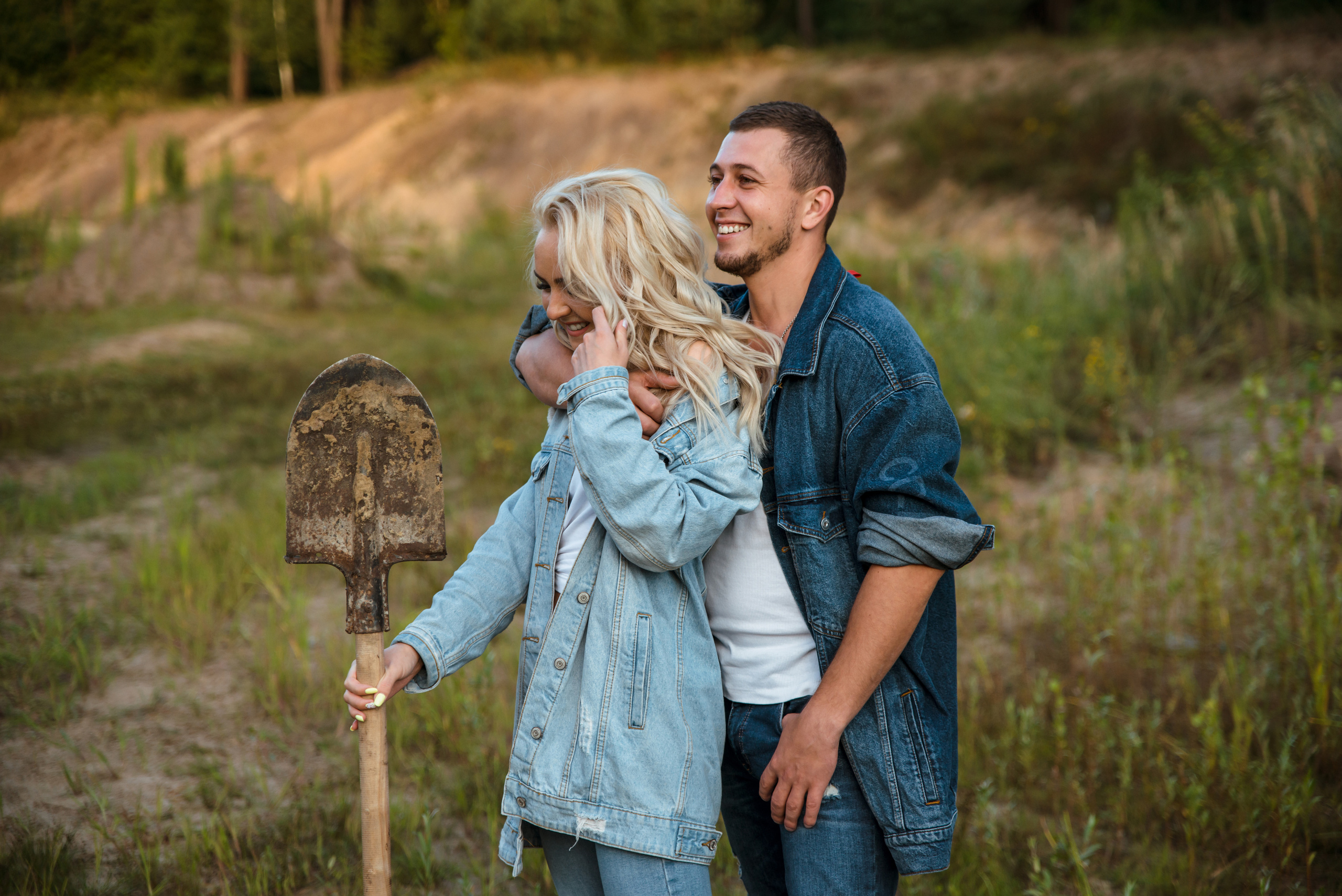 Лес и двое с лопатами. Свадебный и портретный фотограф в Белгороде Олеся Гавшина