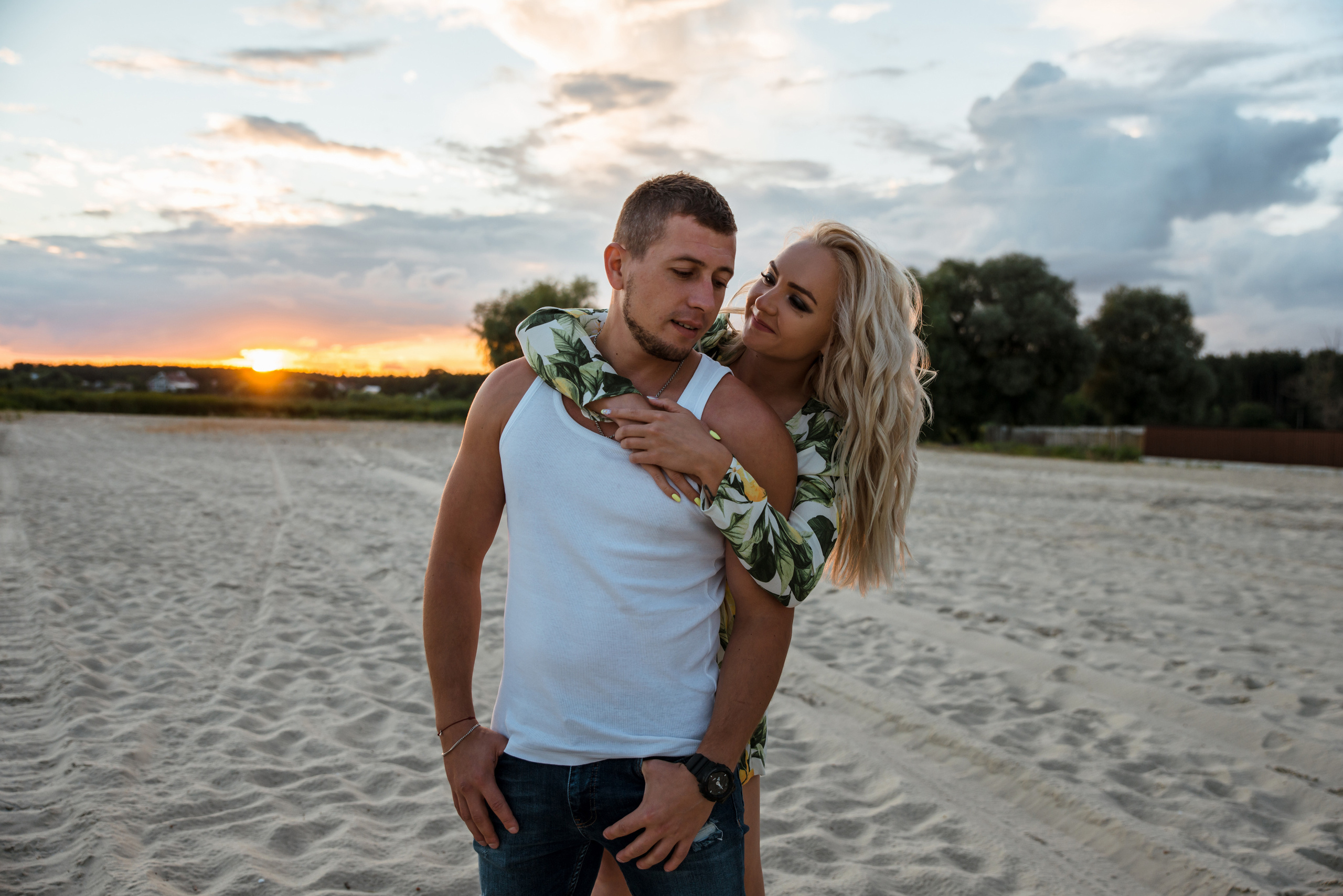 Лес и двое с лопатами. Свадебный и портретный фотограф в Белгороде Олеся Гавшина