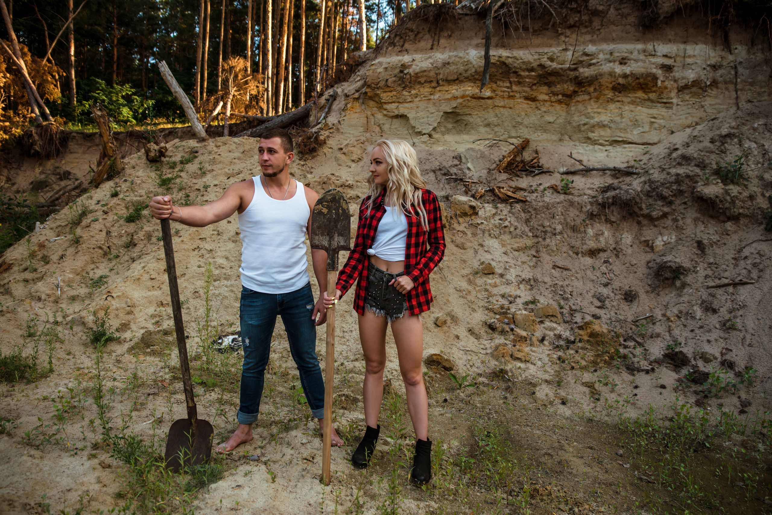 Лес и двое с лопатами. Свадебный и портретный фотограф в Белгороде Олеся Гавшина