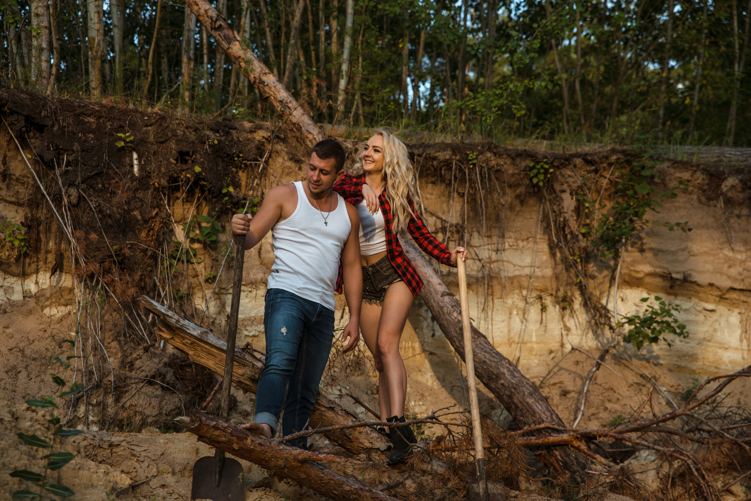 Лес и двое с лопатами. Свадебный и портретный фотограф в Белгороде Олеся Гавшина