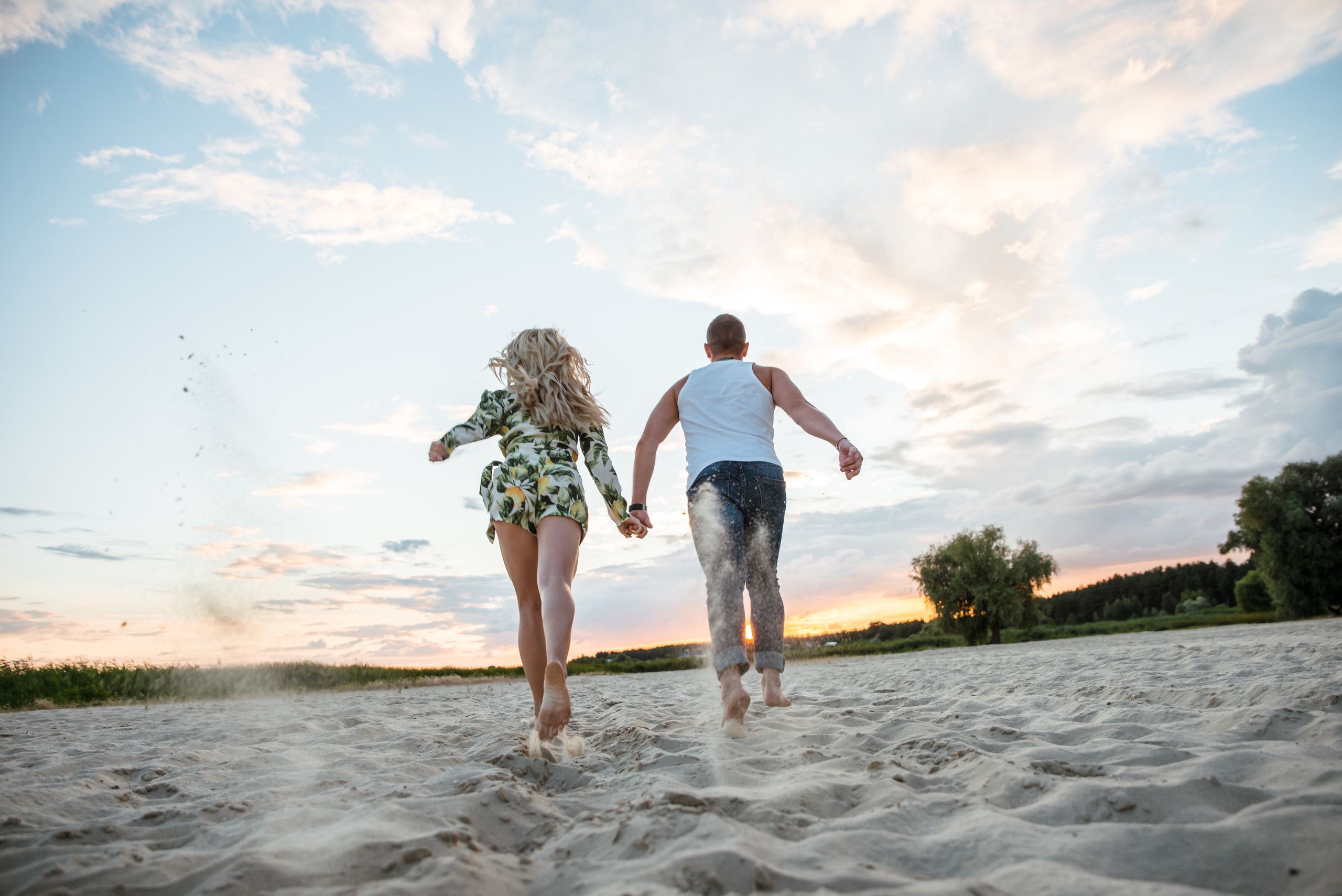 Лес и двое с лопатами. Свадебный и портретный фотограф в Белгороде Олеся Гавшина